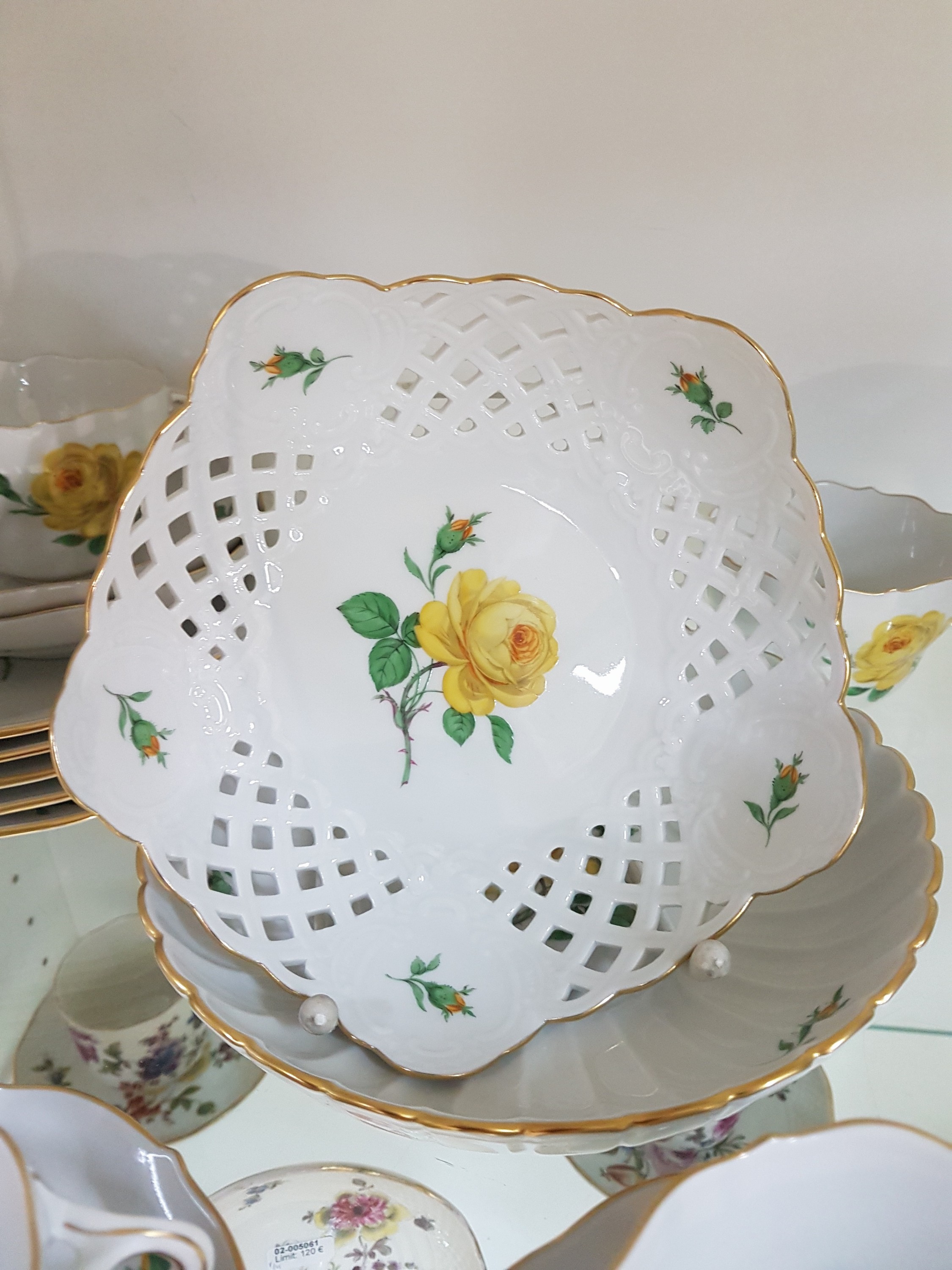 Detail d: 6 Kaffeegedecke, Meissen, 20. Jh., 2.Wahl, Dekor gelbe Rose, Goldrand, 6 Tassen, 6 Untertassen, 6 Kuchenteller 20cm, dazu 2 runde Schalen, eine mit ...
