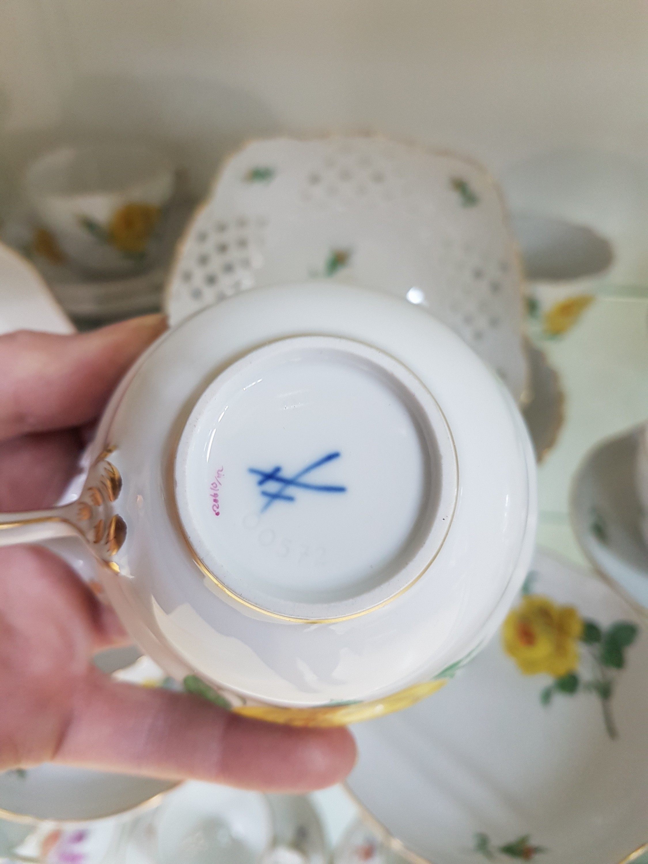 Detail e: 6 Kaffeegedecke, Meissen, 20. Jh., 2.Wahl, Dekor gelbe Rose, Goldrand, 6 Tassen, 6 Untertassen, 6 Kuchenteller 20cm, dazu 2 runde Schalen, eine mit ...