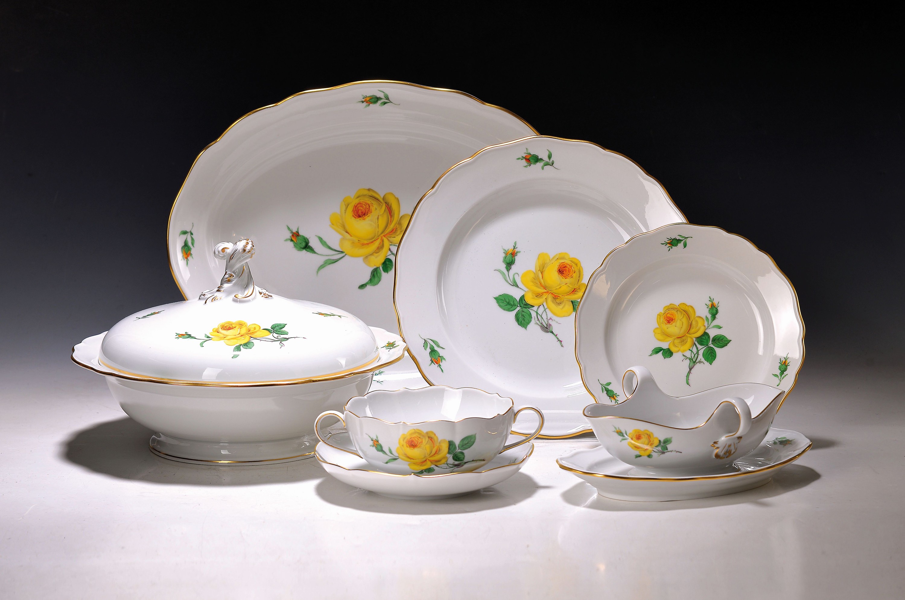 Speiseservice für 6 Personen, Meissen, 20. Jh., 2. Wahl, Dekor gelbe Rose, Goldrand, 6 flache Teller, 6 Suppentassen mit Untertassen, 6 ...
