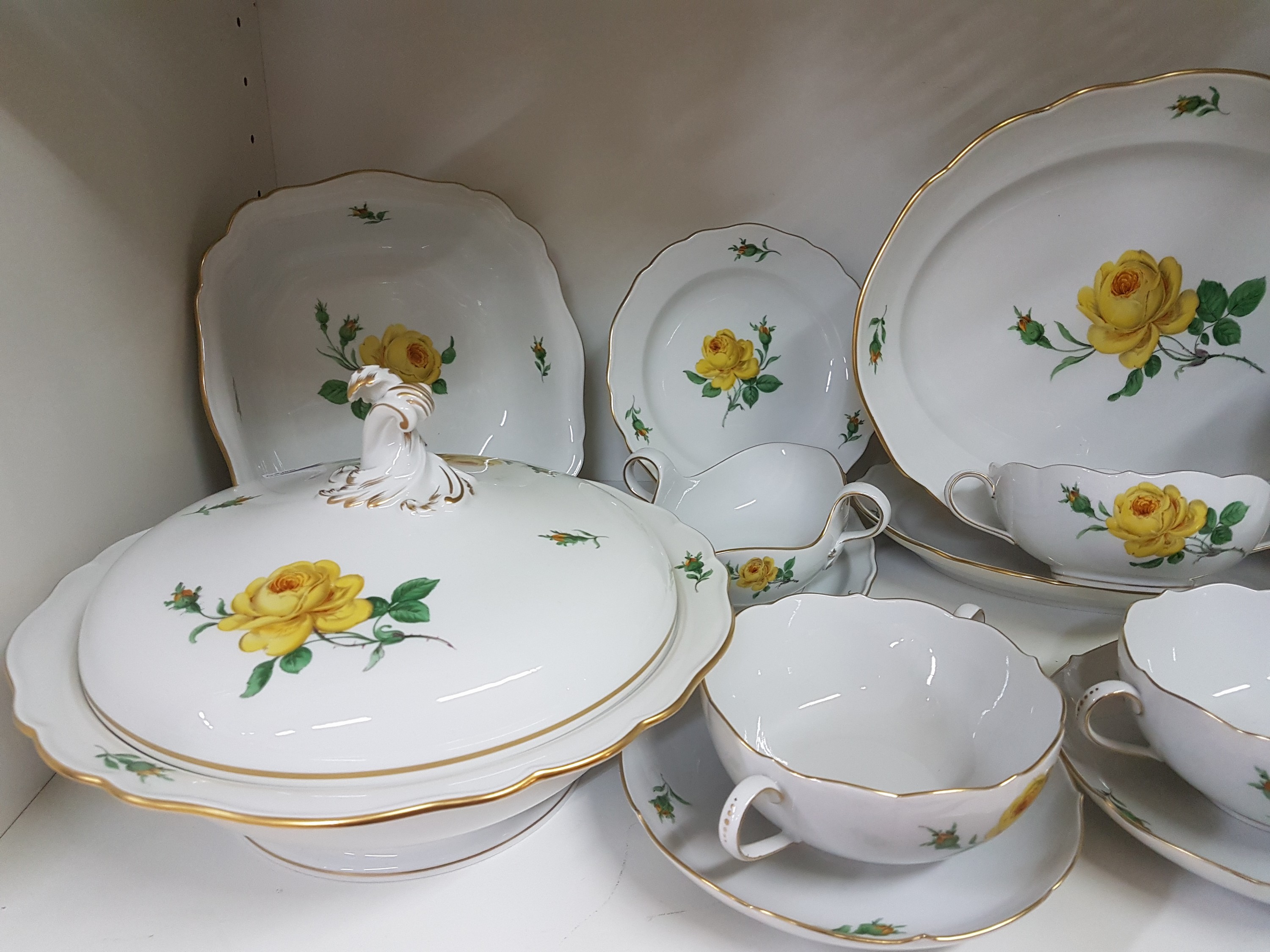 Detail a: Speiseservice für 6 Personen, Meissen, 20. Jh., 2. Wahl, Dekor gelbe Rose, Goldrand, 6 flache Teller, 6 Suppentassen mit Untertassen, 6 ...