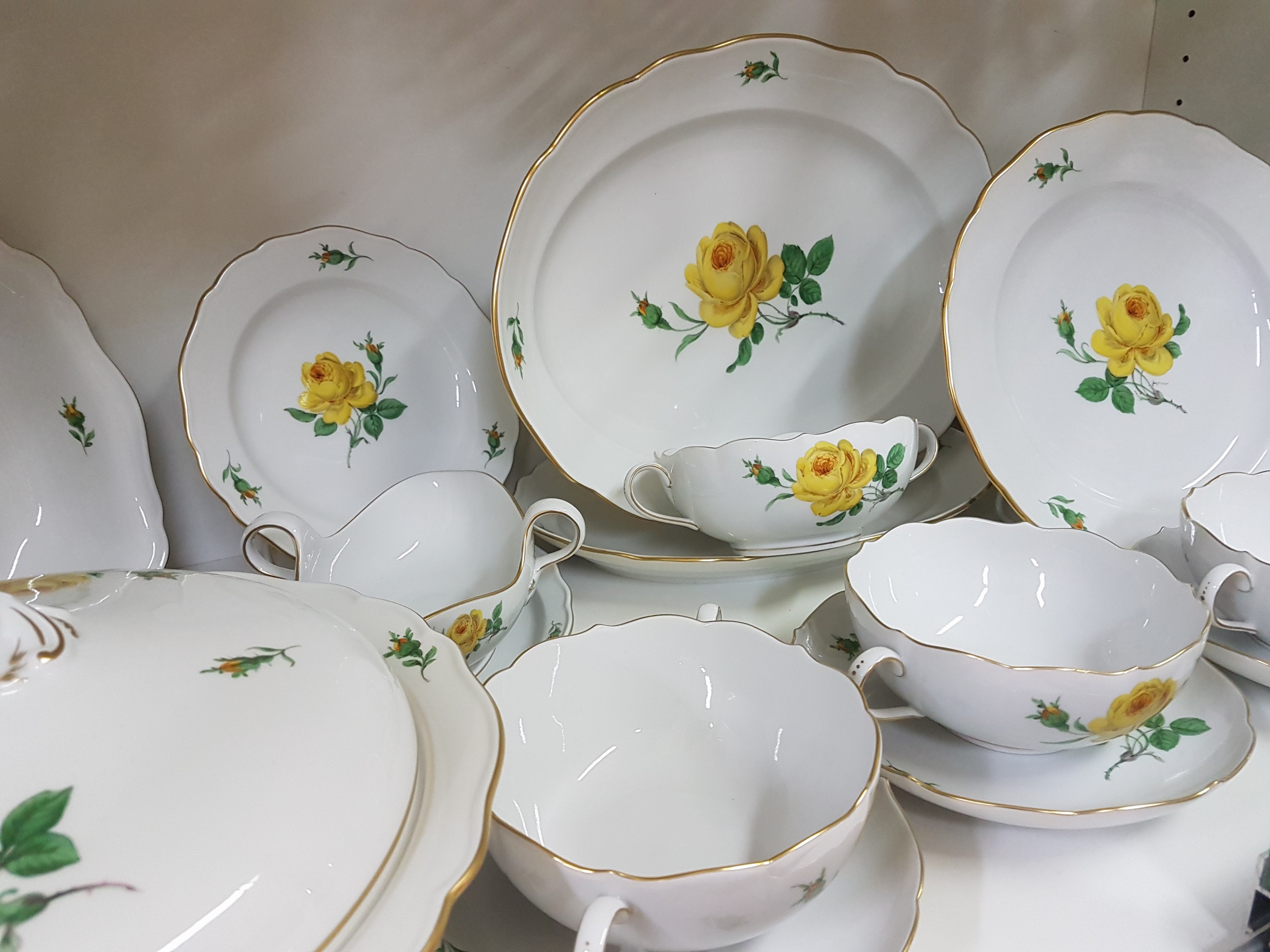 Detail b: Speiseservice für 6 Personen, Meissen, 20. Jh., 2. Wahl, Dekor gelbe Rose, Goldrand, 6 flache Teller, 6 Suppentassen mit Untertassen, 6 ...