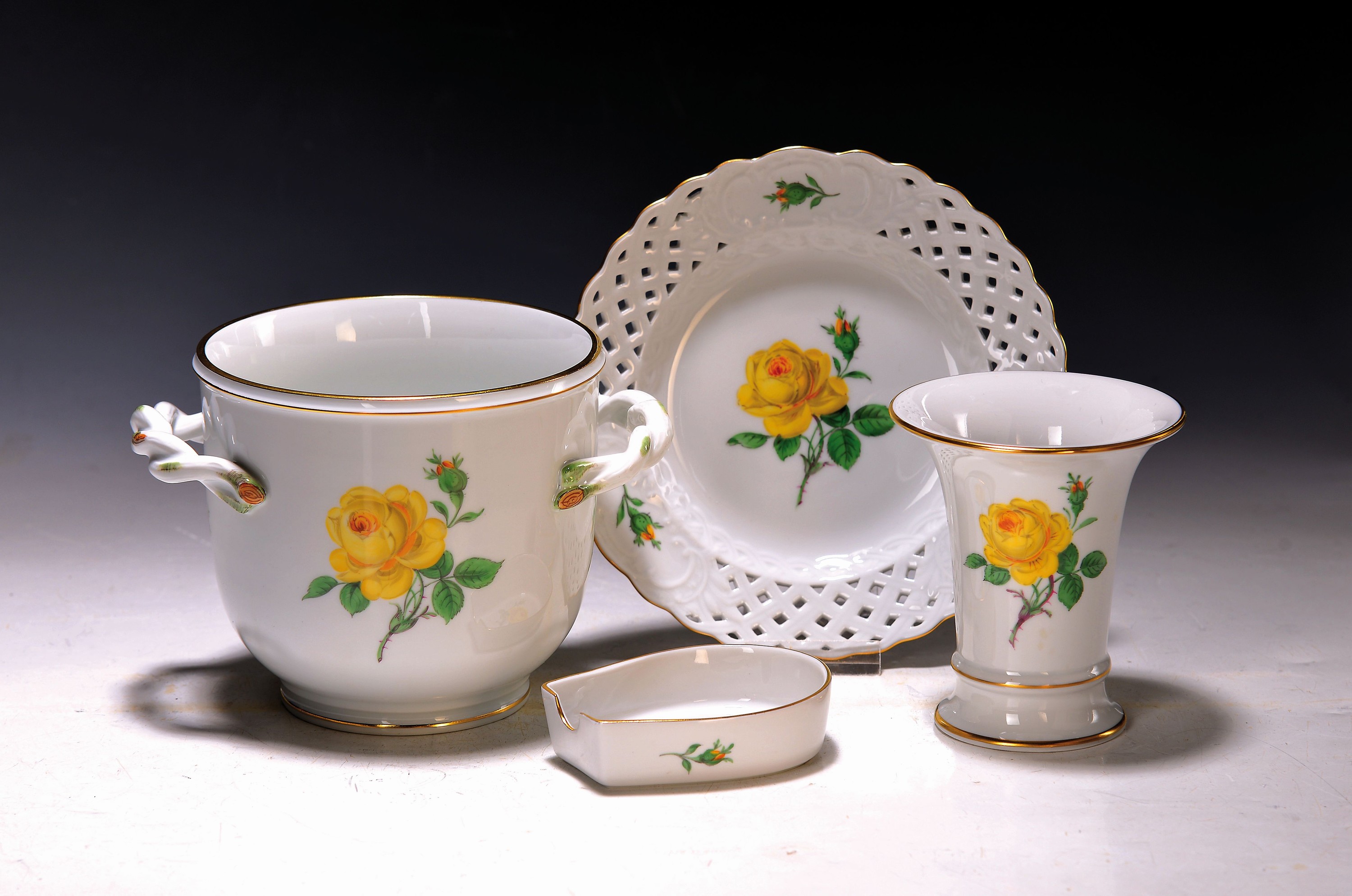 4 Teile Porzellan, Meissen, 20. Jh., 1.Wahl, Dekor gelbe Rose, Goldrand, Blumenübertopf H. ca. 11cm, D. ca. 11cm, kl. Trichtervase 9 cm, Zierteller ...