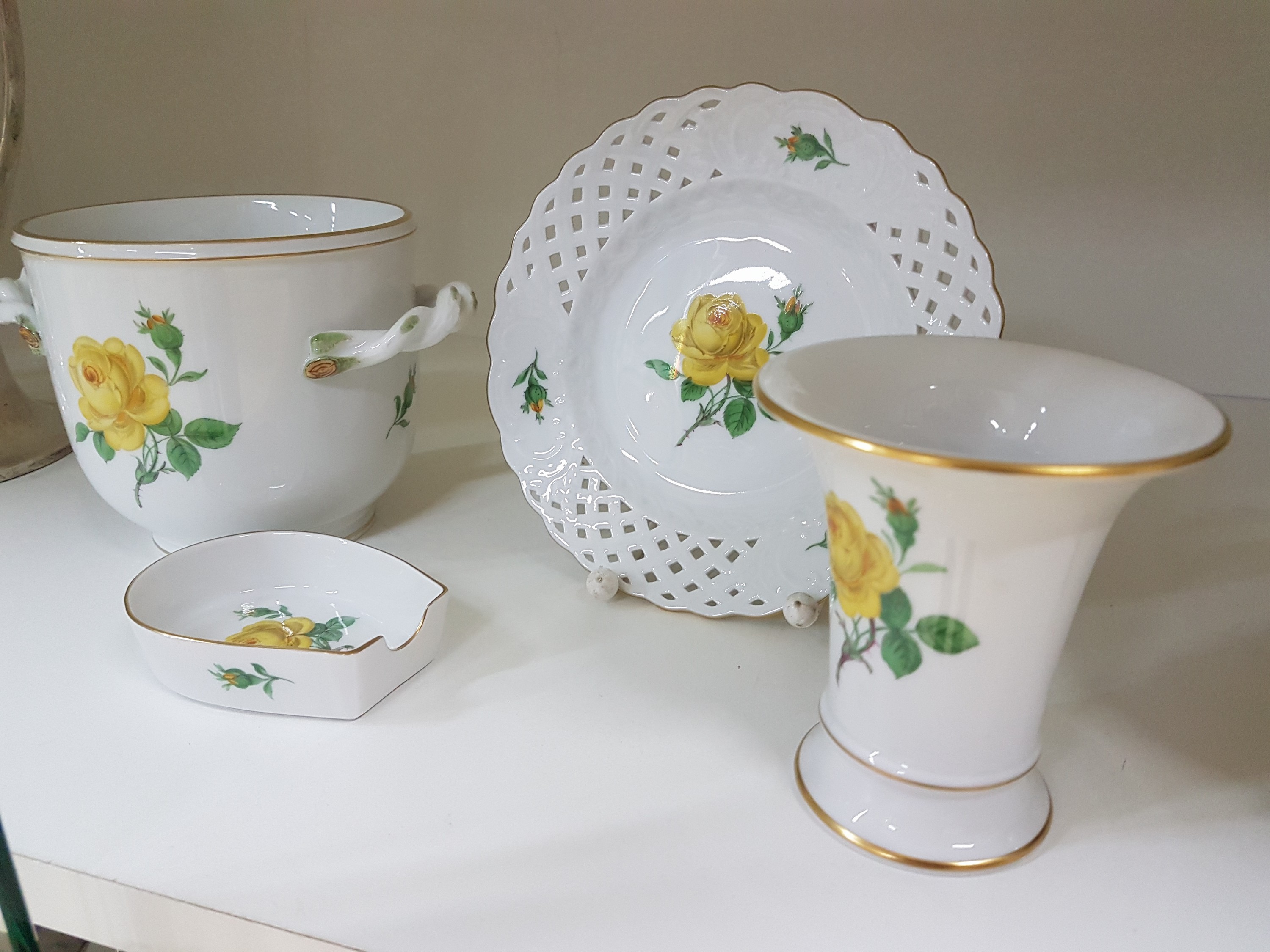 Detail a: 4 Teile Porzellan, Meissen, 20. Jh., 1.Wahl, Dekor gelbe Rose, Goldrand, Blumenübertopf H. ca. 11cm, D. ca. 11cm, kl. Trichtervase 9 cm, Zierteller ...