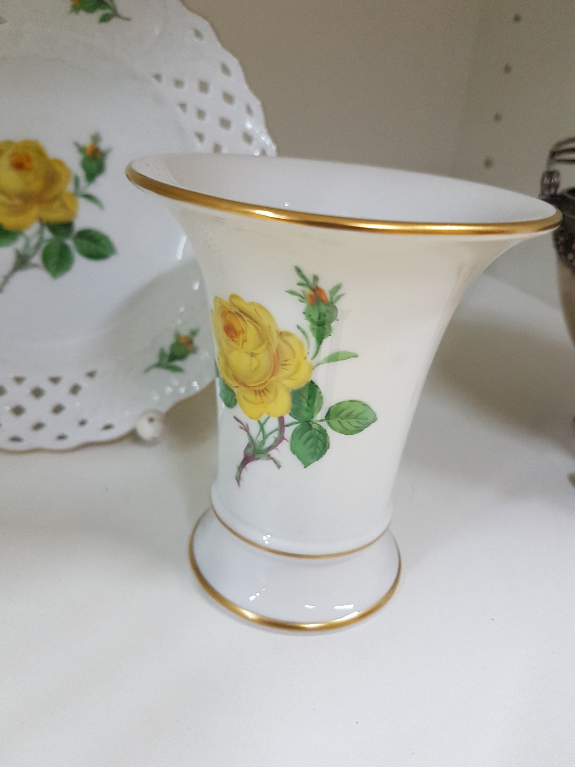 Detail b: 4 Teile Porzellan, Meissen, 20. Jh., 1.Wahl, Dekor gelbe Rose, Goldrand, Blumenübertopf H. ca. 11cm, D. ca. 11cm, kl. Trichtervase 9 cm, Zierteller ...