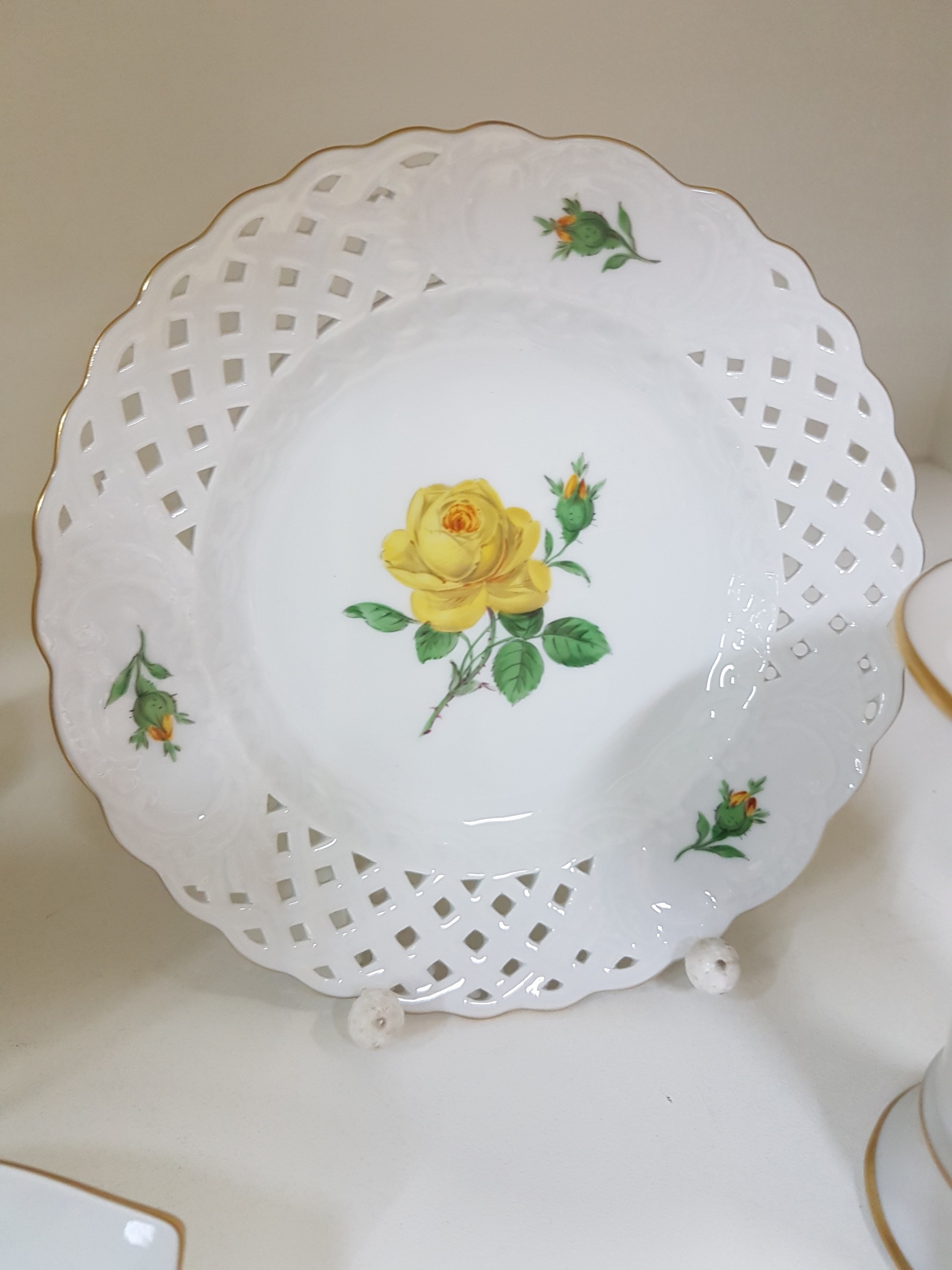 Detail c: 4 Teile Porzellan, Meissen, 20. Jh., 1.Wahl, Dekor gelbe Rose, Goldrand, Blumenübertopf H. ca. 11cm, D. ca. 11cm, kl. Trichtervase 9 cm, Zierteller ...