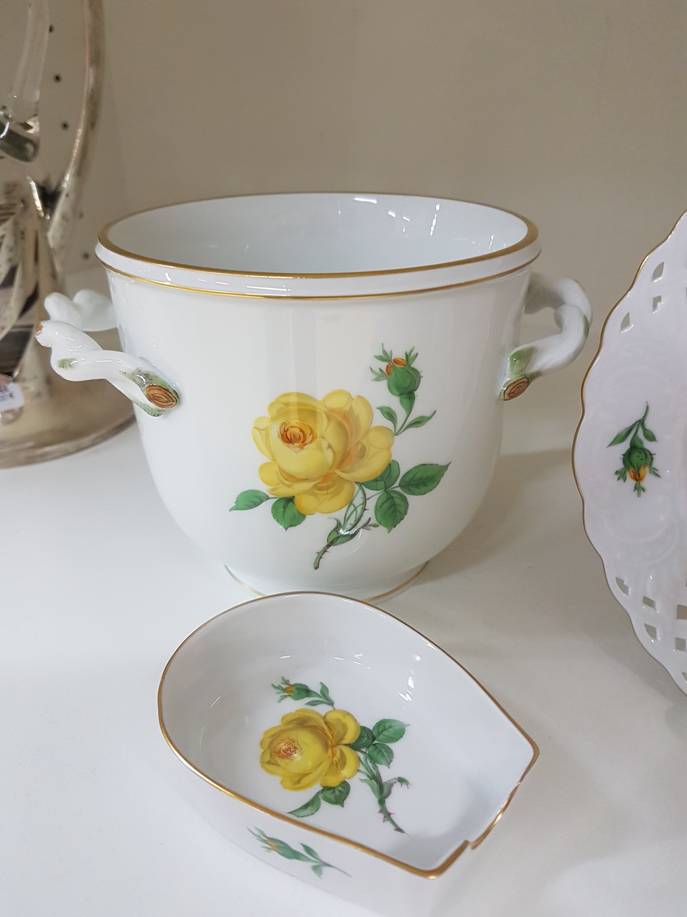 Detail d: 4 Teile Porzellan, Meissen, 20. Jh., 1.Wahl, Dekor gelbe Rose, Goldrand, Blumenübertopf H. ca. 11cm, D. ca. 11cm, kl. Trichtervase 9 cm, Zierteller ...