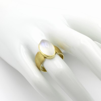 26890406a - Ring mit Mondstein, GG 585/000, z.T. matt., navettef. Mondstein ca. 7.3 ct, RW ca. 54, ...