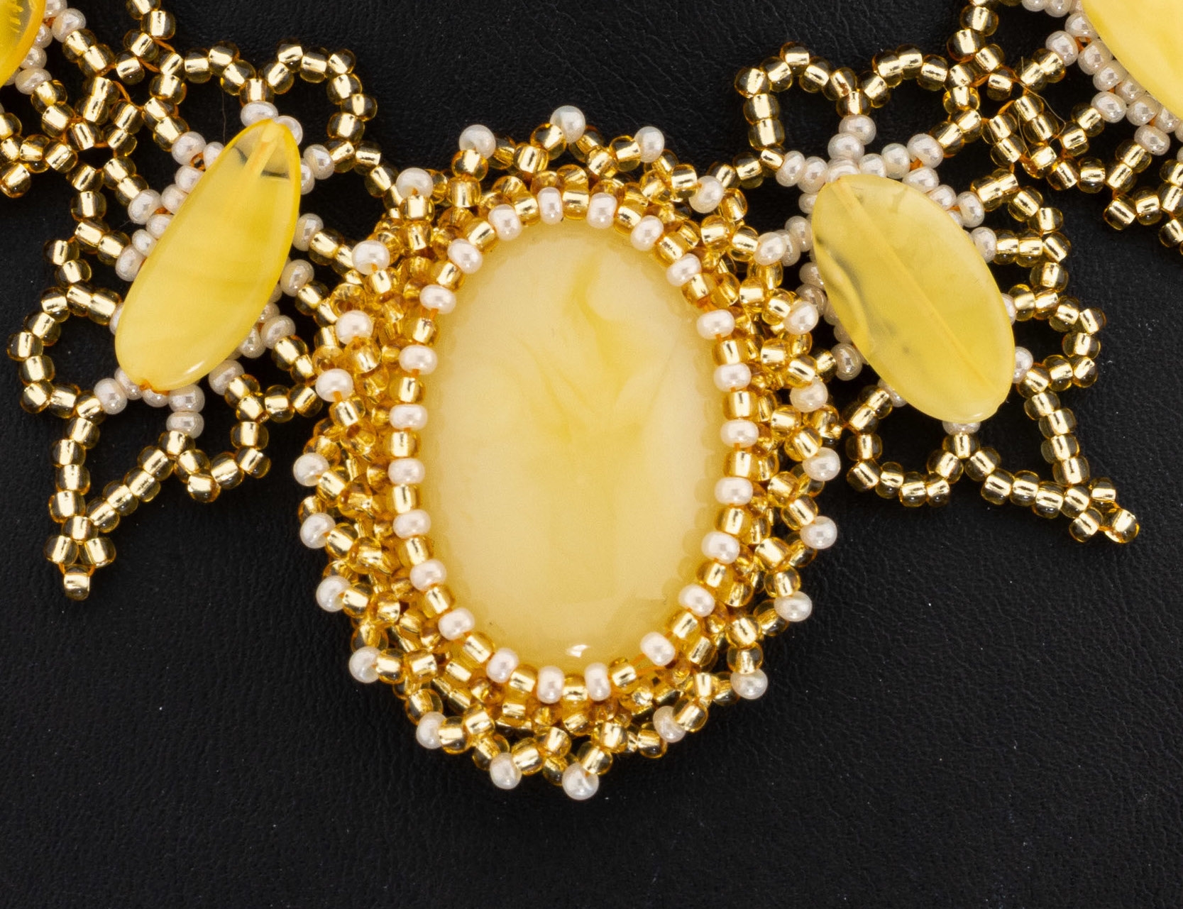 Detail a: Außergewöhnliches Bernstein-Collier, aufwendige Arbeit, blattähnliche Ornamente, Glasperlen-Spitze, geknotet mit gr. baltischem ...