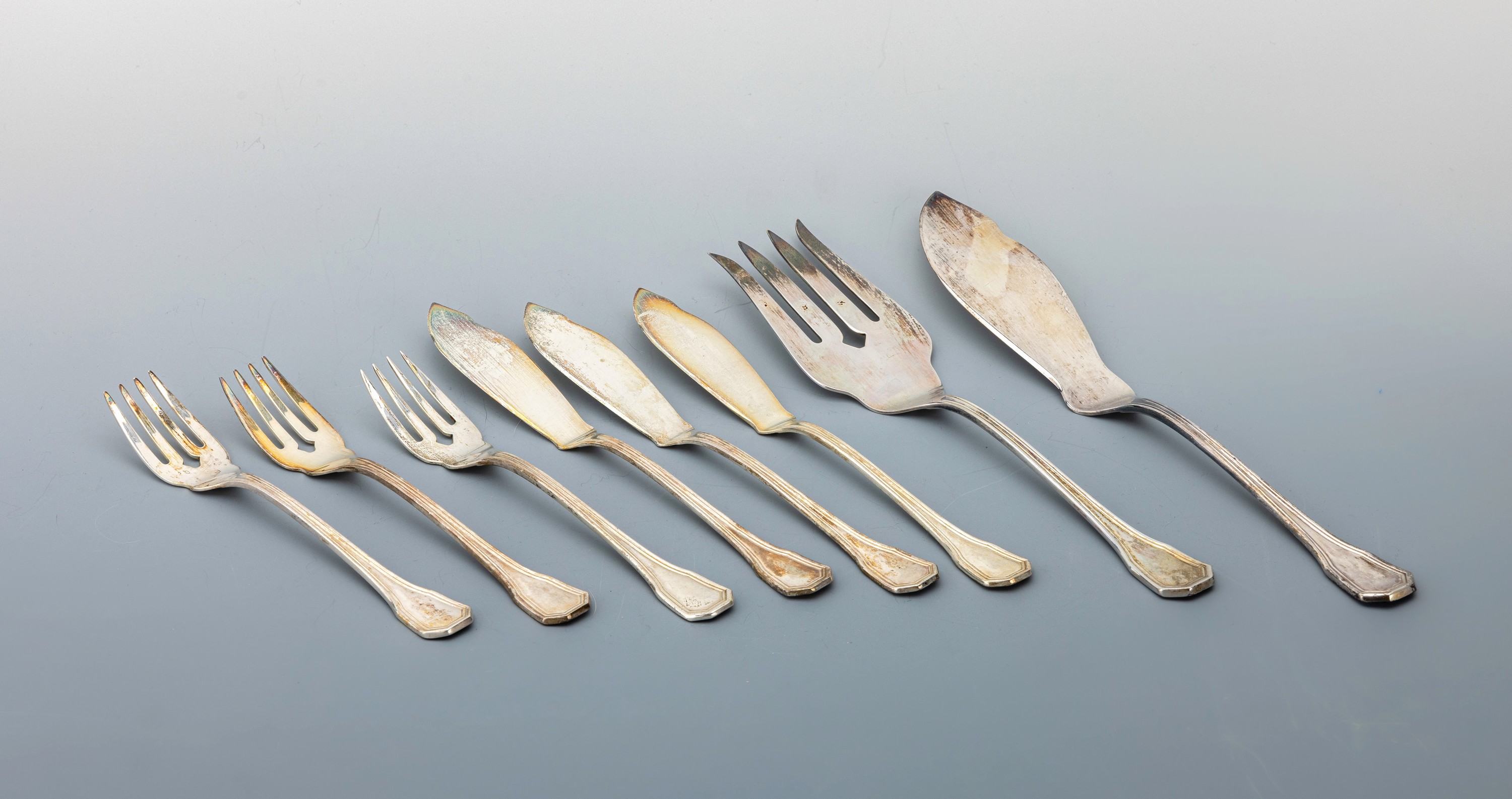 Fischbesteck für 12 Personen, 800er Silber,Italien, best. aus: 12 Fischmesser, 12 Fischgabeln, 1 Vorlegemesser und 1 Vorlegegabel, Meistermarke MM ...