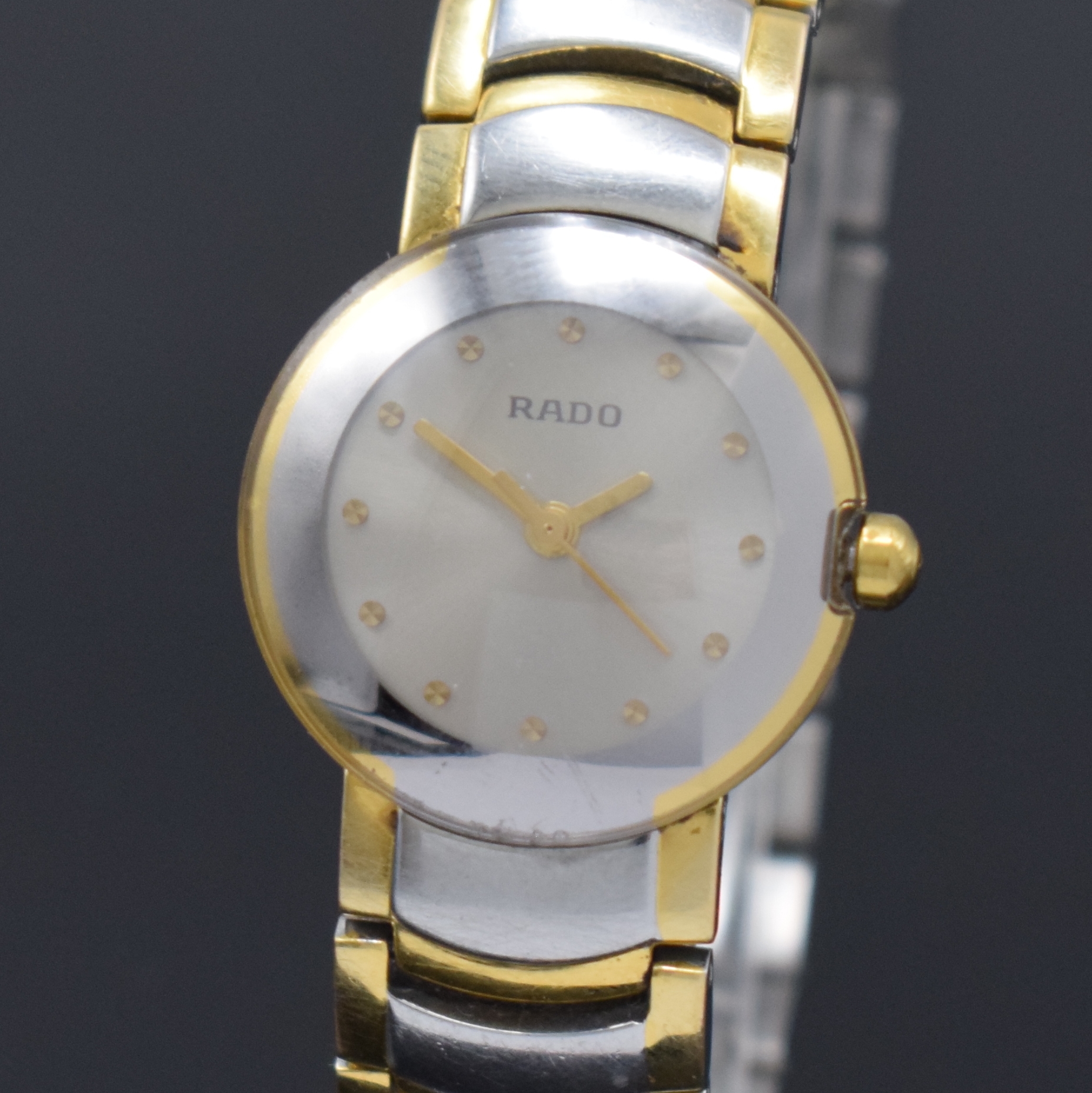 Detail a: RADO Diastar Damenarmbanduhr Referenz 318.0550.3, Schweiz um 1995, quarz, Gliederband m. dopp. Faltschl., Boden aufgedr., silb. Zifferbl. m. gold. ...