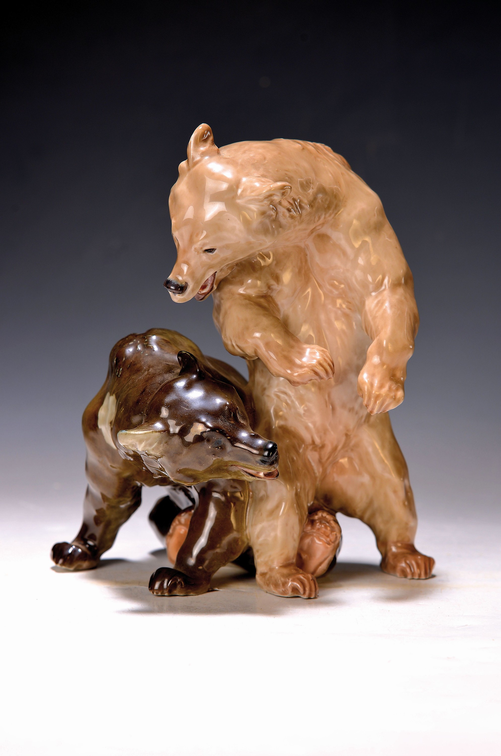 Porzellanfigur, Meissen, Entwurf Erich Hösel um 1905, Bärenpaar, Modellnr. V 111, farbige Unterglasurbemalung, Knaufschwerter, Ausformung vor 1924, ...