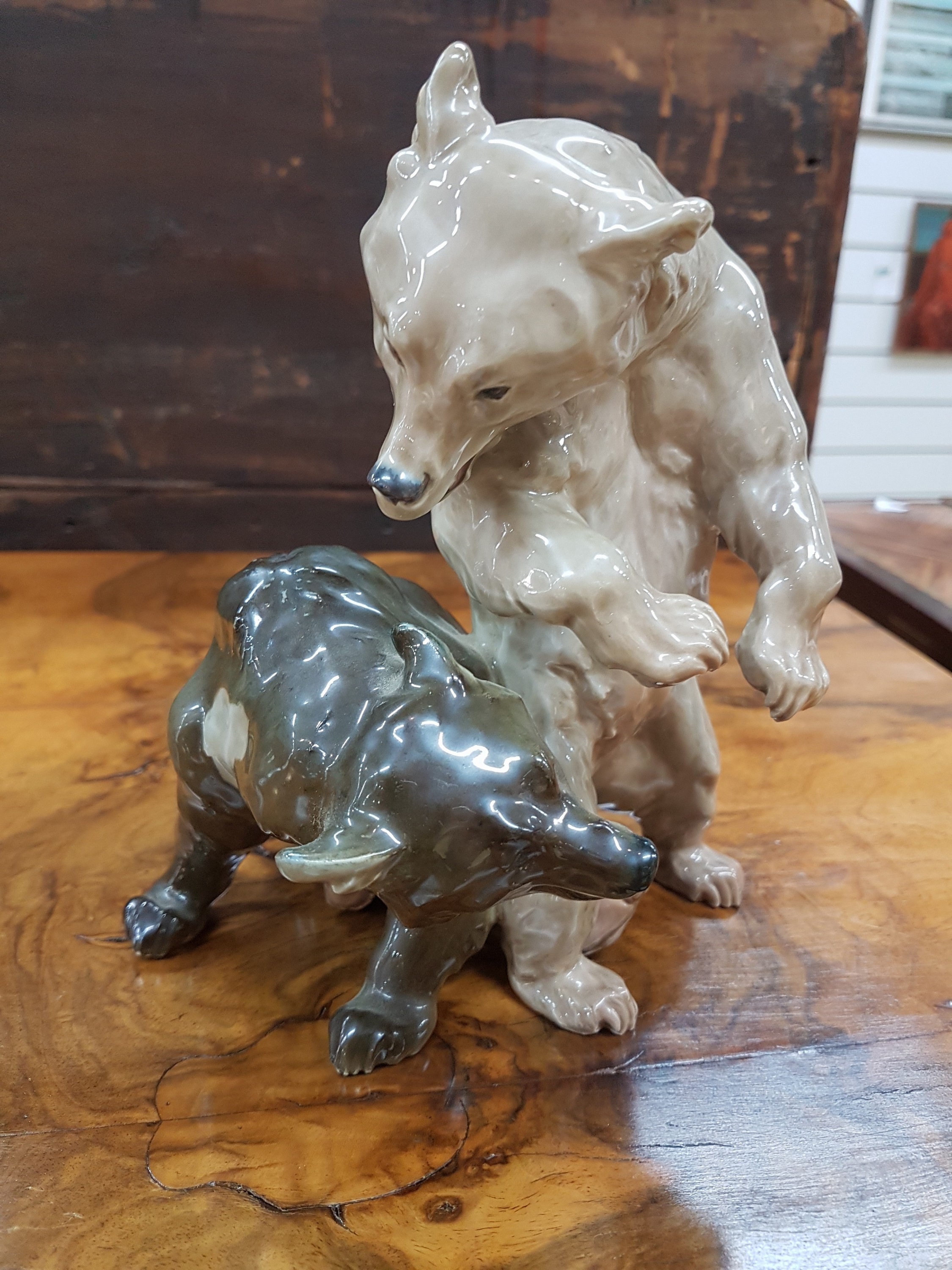 Detail a: Porzellanfigur, Meissen, Entwurf Erich Hösel um 1905, Bärenpaar, Modellnr. V 111, farbige Unterglasurbemalung, Knaufschwerter, Ausformung vor 1924, ...