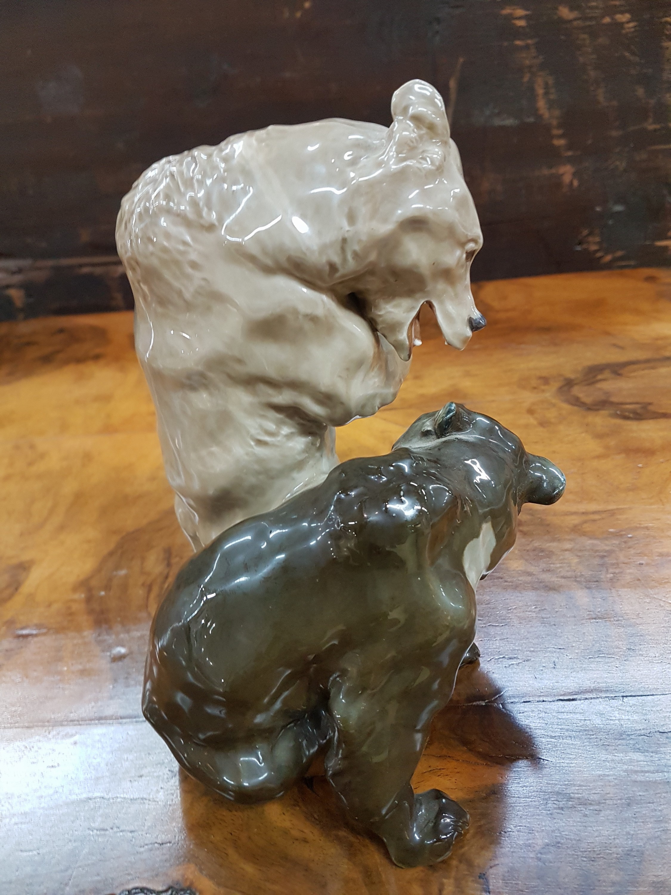Detail b: Porzellanfigur, Meissen, Entwurf Erich Hösel um 1905, Bärenpaar, Modellnr. V 111, farbige Unterglasurbemalung, Knaufschwerter, Ausformung vor 1924, ...