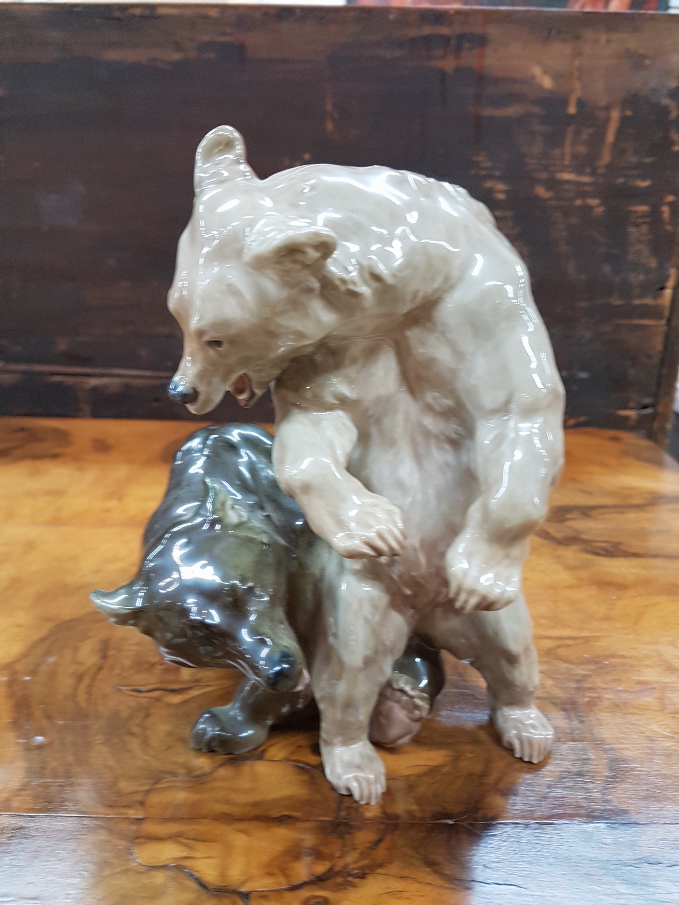 Detail d: Porzellanfigur, Meissen, Entwurf Erich Hösel um 1905, Bärenpaar, Modellnr. V 111, farbige Unterglasurbemalung, Knaufschwerter, Ausformung vor 1924, ...