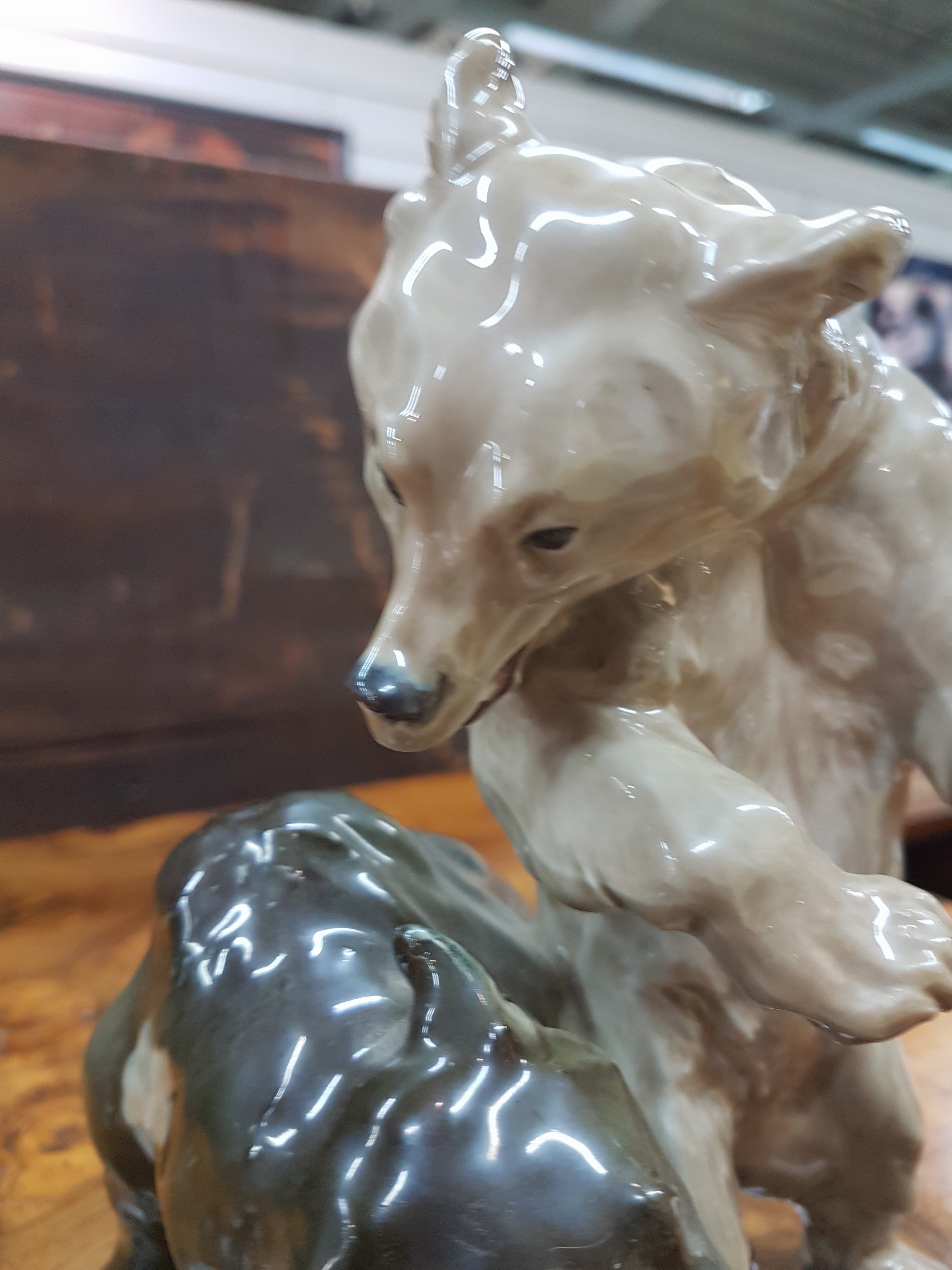 Detail e: Porzellanfigur, Meissen, Entwurf Erich Hösel um 1905, Bärenpaar, Modellnr. V 111, farbige Unterglasurbemalung, Knaufschwerter, Ausformung vor 1924, ...