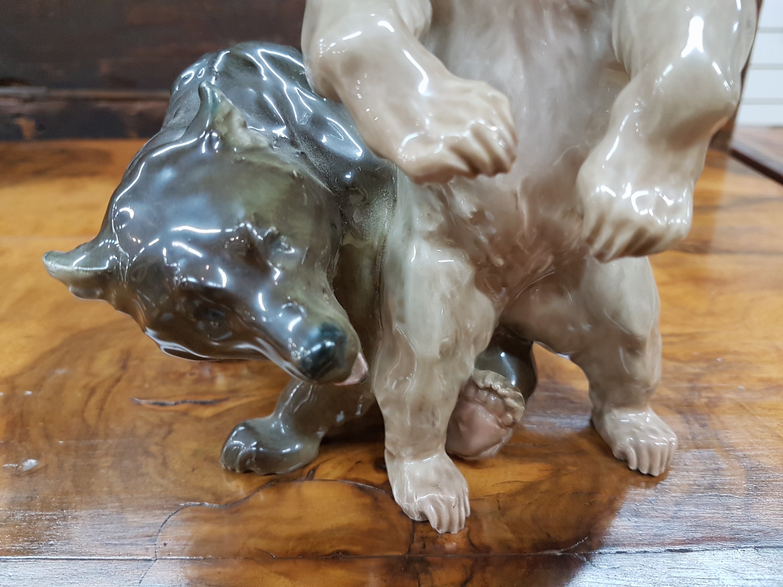 Detail f: Porzellanfigur, Meissen, Entwurf Erich Hösel um 1905, Bärenpaar, Modellnr. V 111, farbige Unterglasurbemalung, Knaufschwerter, Ausformung vor 1924, ...