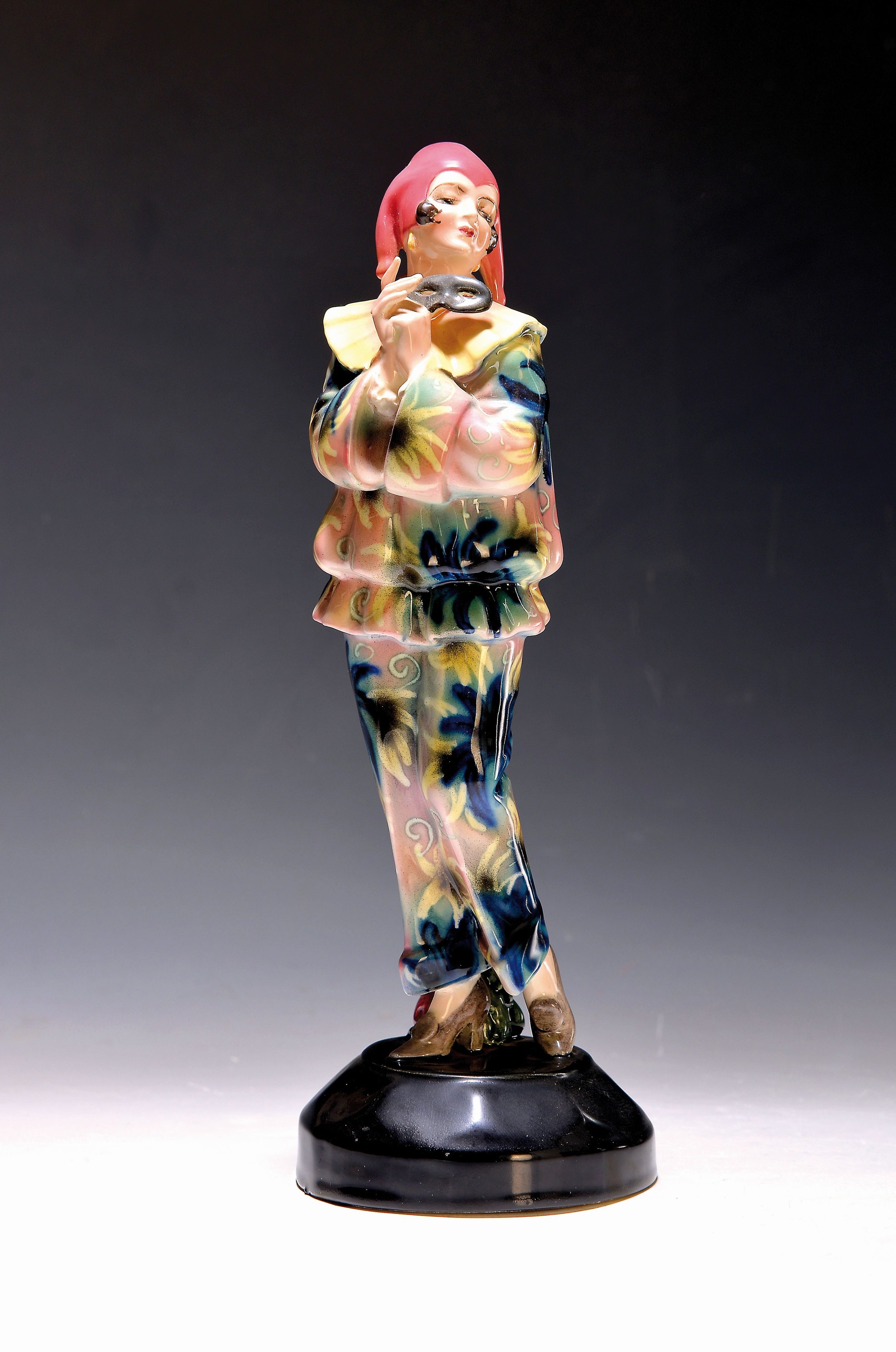 Skulptur, Goldscheider, "stehende Pierette mit Maske", Entwurf Stephan Dakon und Josef Lorenzl um 1925, Steingut, bunt bemalt, ...