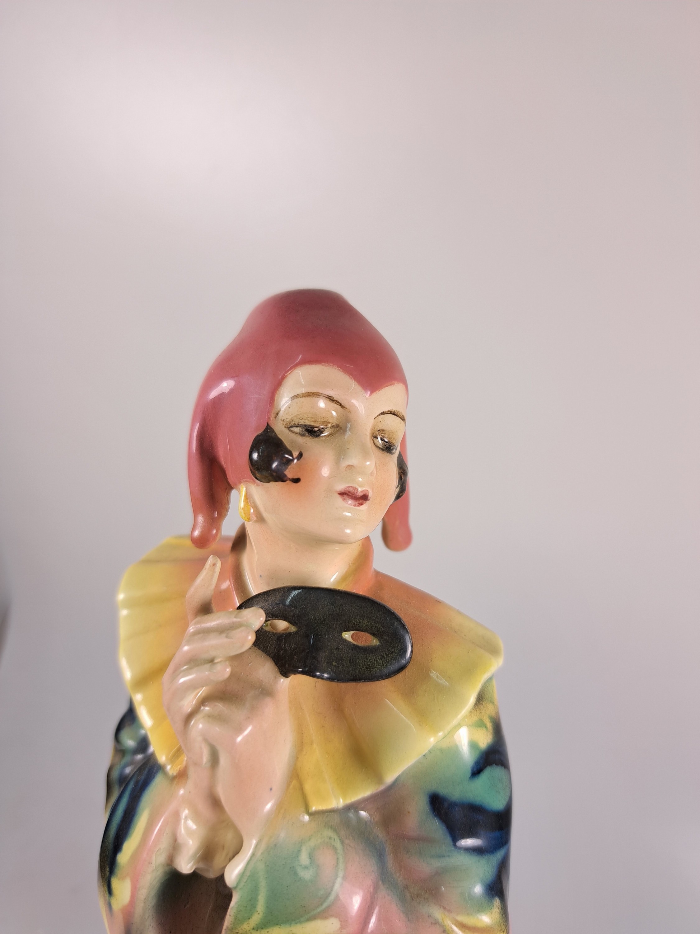 Detail f: Skulptur, Goldscheider, "stehende Pierette mit Maske", Entwurf Stephan Dakon und Josef Lorenzl um 1925, Steingut, bunt bemalt, ...