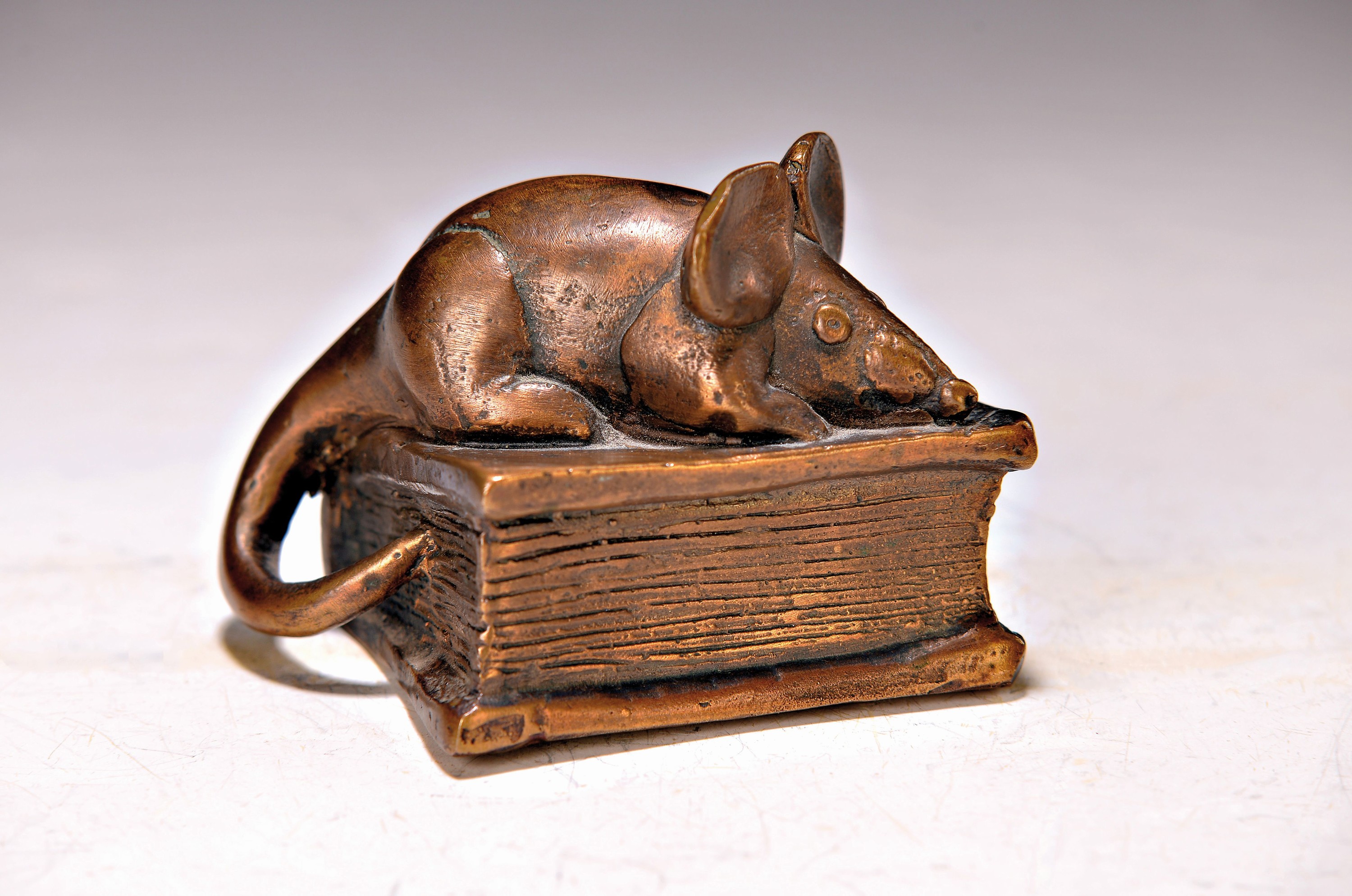 Gernot Rumpf, geb. 1941 Kaiserlautern, Büchermaus, Maus auf Buch, Bronzeskulptur, monogr., Gießerstempel Strehle, ca. 6x7.5x5cm