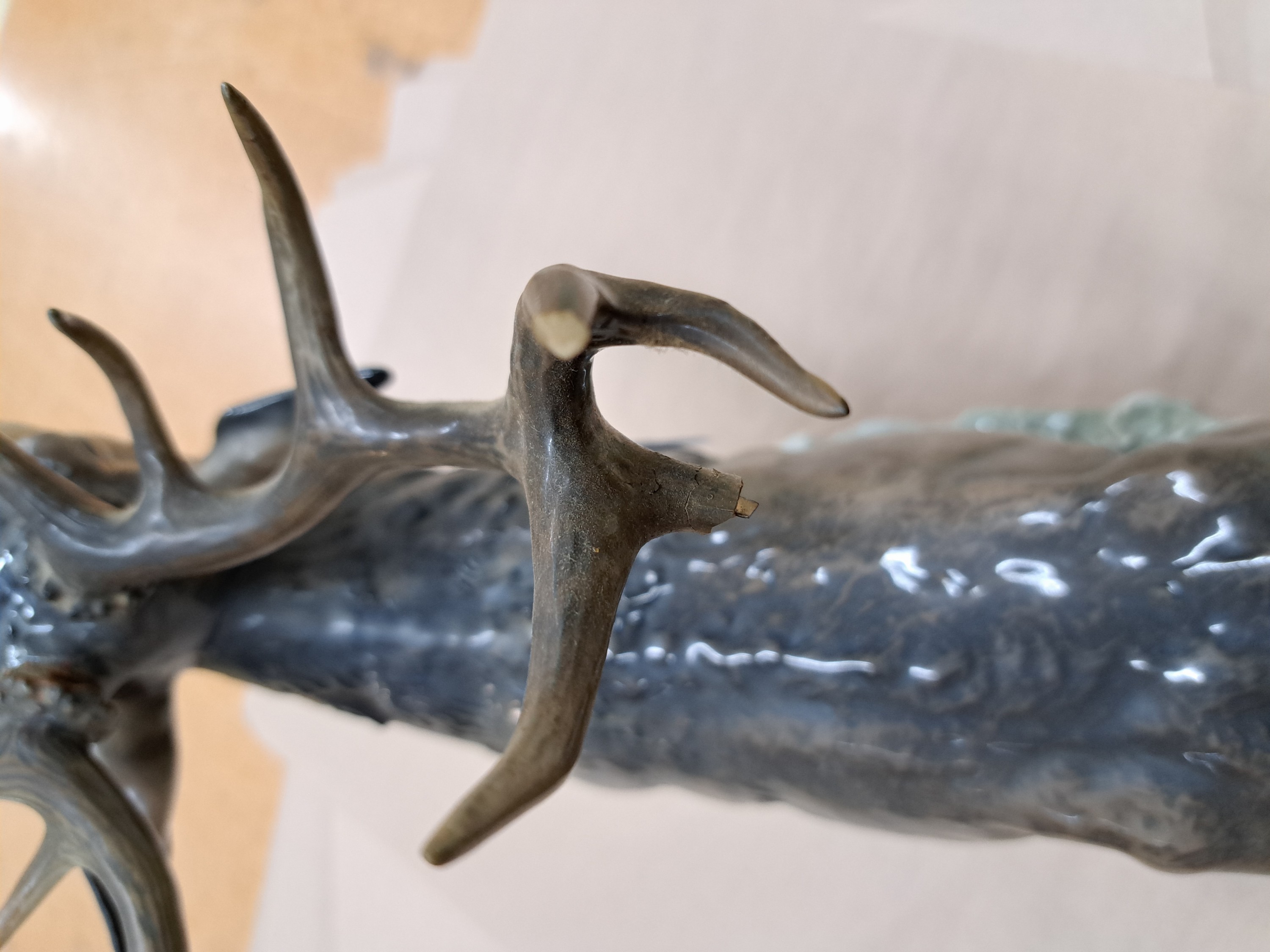 Detail a: Porzellanfigur, "Röhrender Hirsch", Rosenthal, Entwurf F. Heidenreich, am Geweih best., Unterglasurbemalung, Germany, Kunstabteilung Selb, ...
