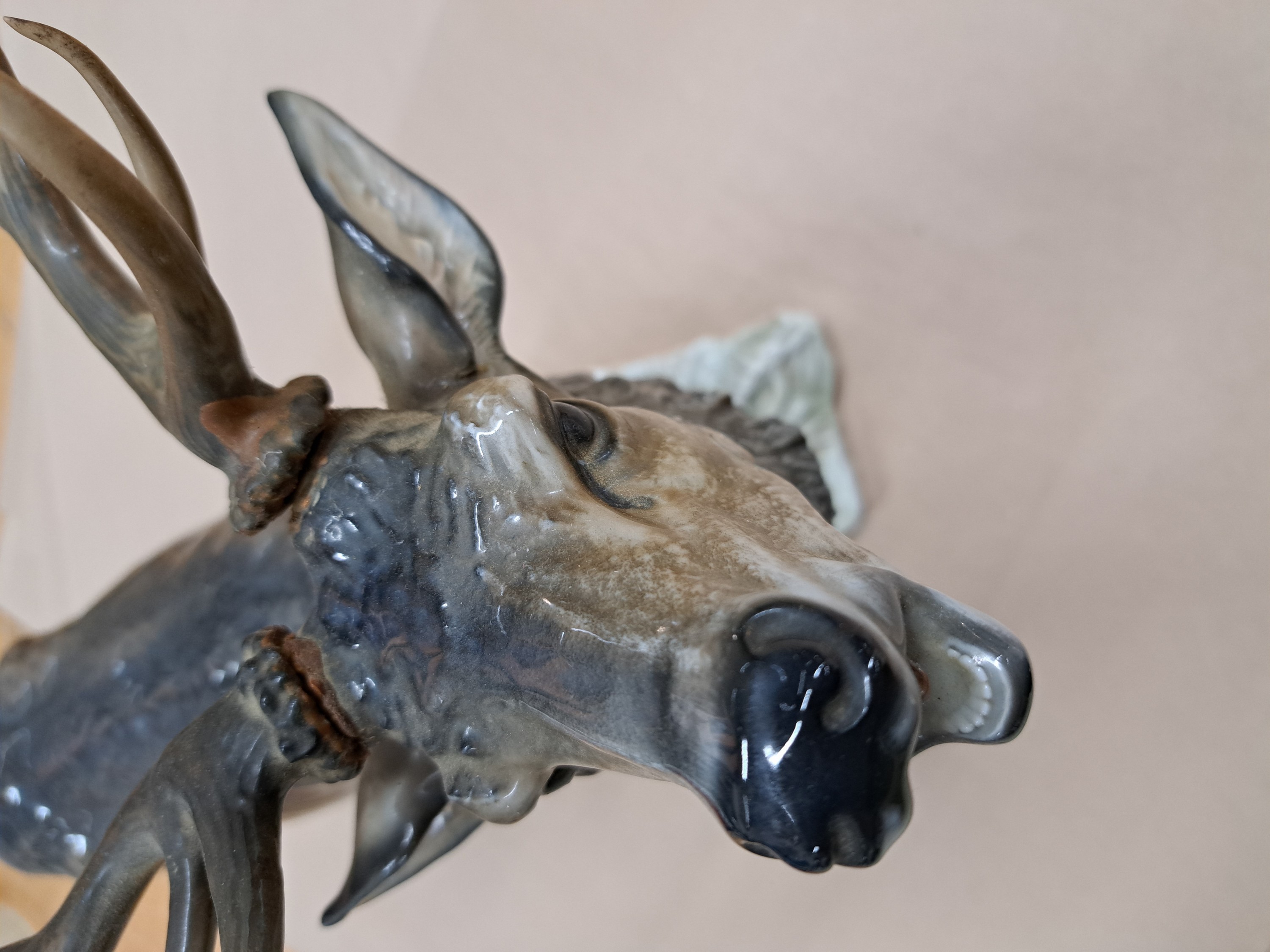 Detail b: Porzellanfigur, "Röhrender Hirsch", Rosenthal, Entwurf F. Heidenreich, am Geweih best., Unterglasurbemalung, Germany, Kunstabteilung Selb, ...