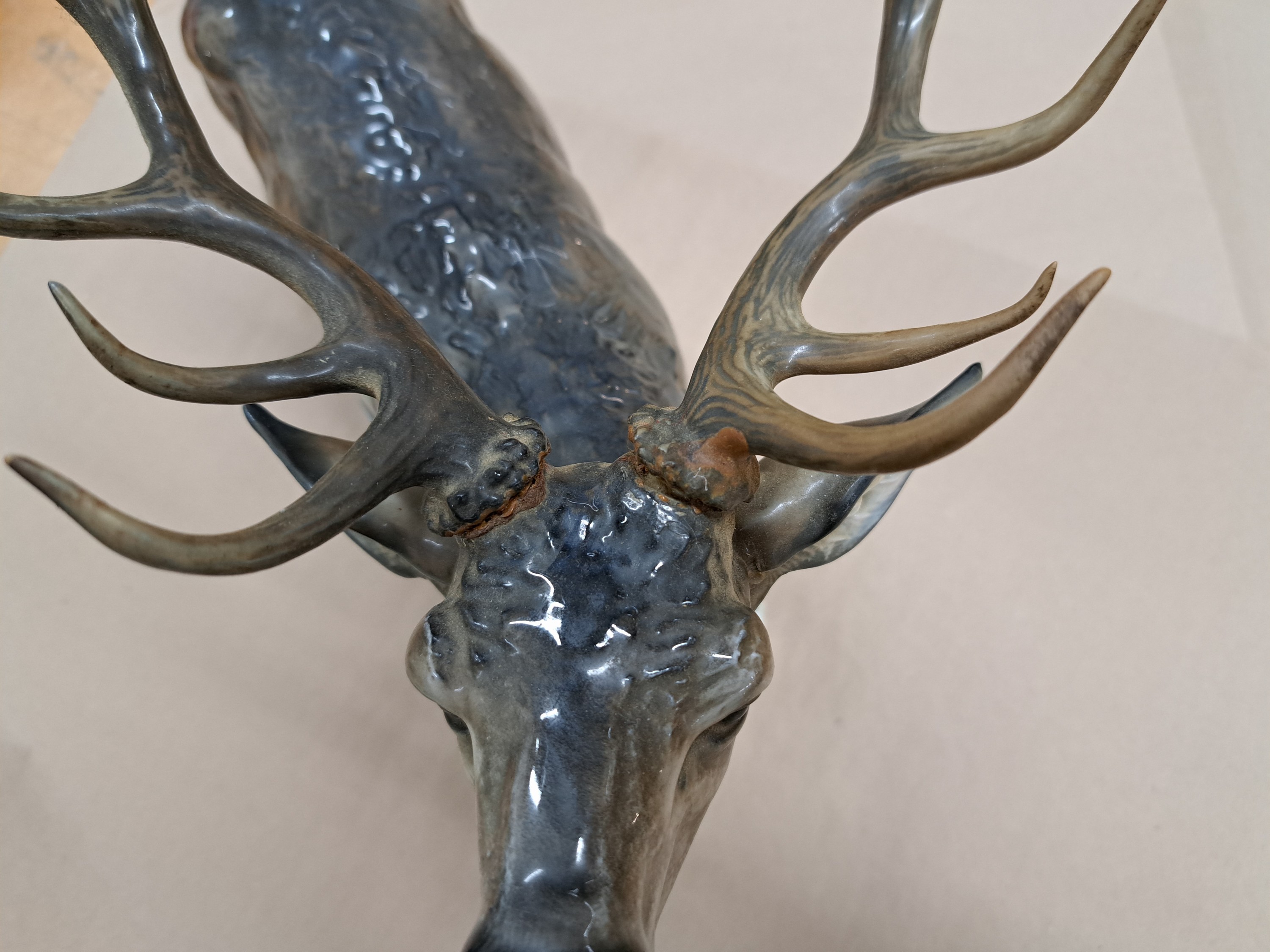 Detail c: Porzellanfigur, "Röhrender Hirsch", Rosenthal, Entwurf F. Heidenreich, am Geweih best., Unterglasurbemalung, Germany, Kunstabteilung Selb, ...
