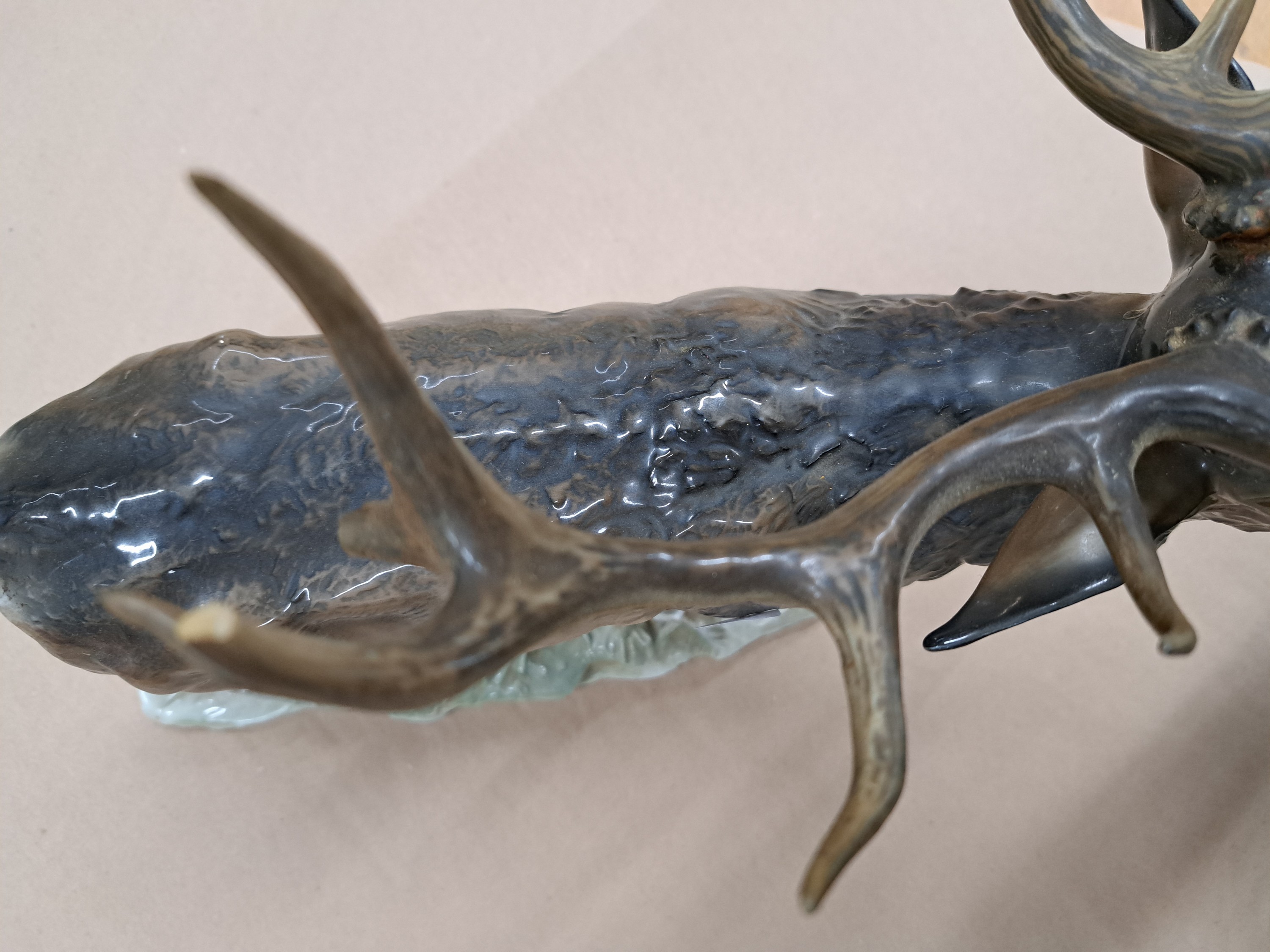Detail d: Porzellanfigur, "Röhrender Hirsch", Rosenthal, Entwurf F. Heidenreich, am Geweih best., Unterglasurbemalung, Germany, Kunstabteilung Selb, ...