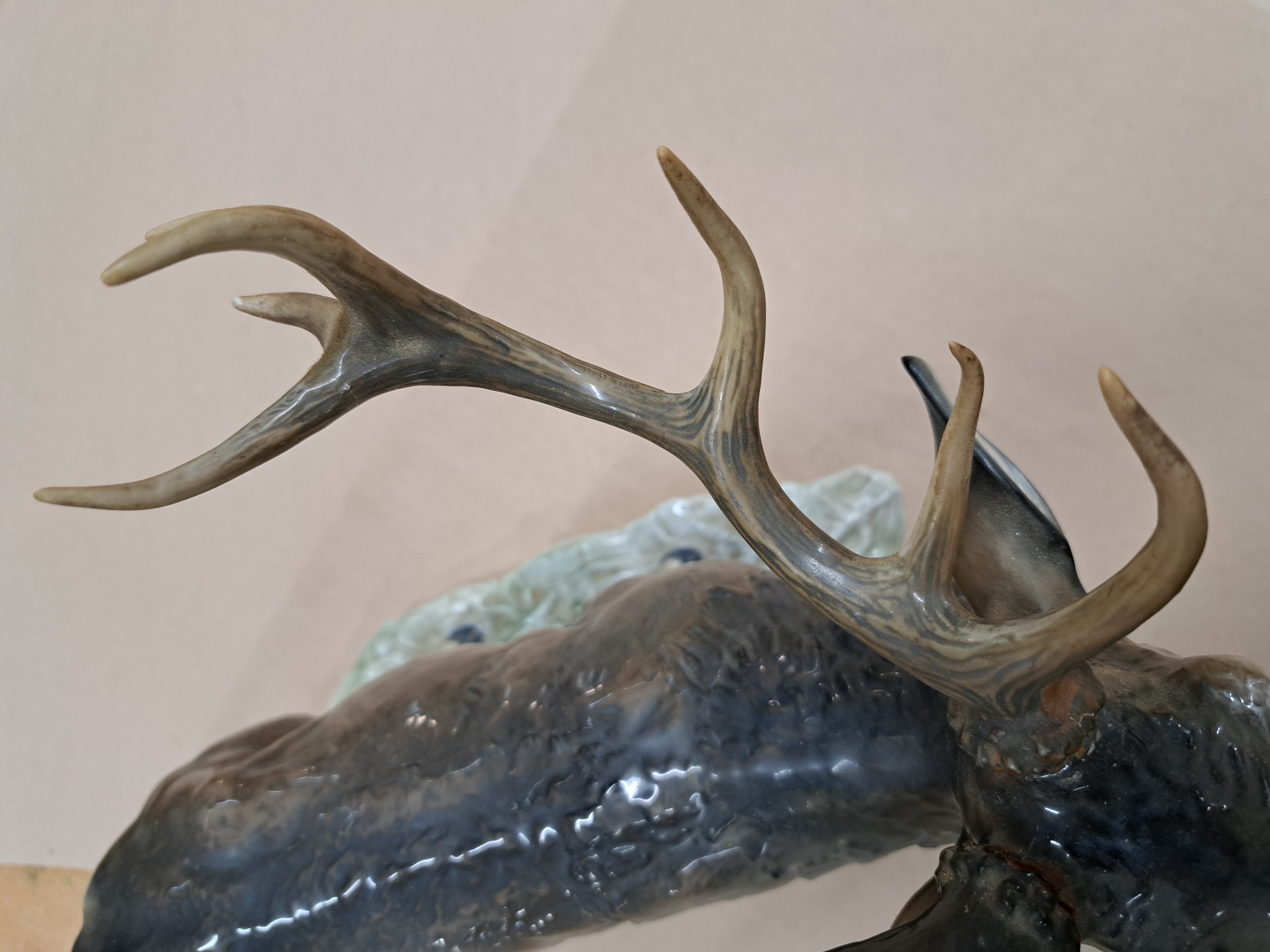 Detail e: Porzellanfigur, "Röhrender Hirsch", Rosenthal, Entwurf F. Heidenreich, am Geweih best., Unterglasurbemalung, Germany, Kunstabteilung Selb, ...
