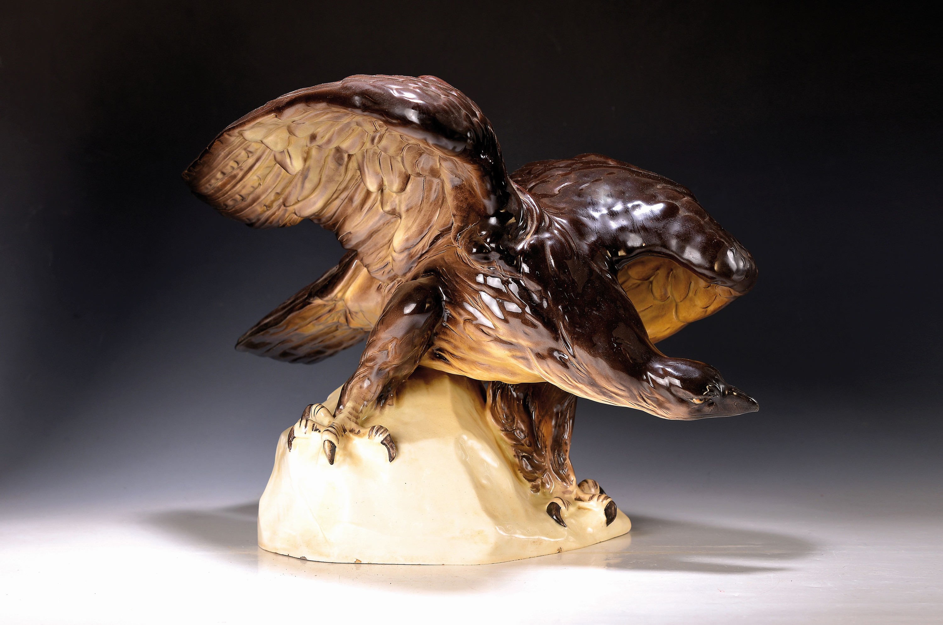 Große Keramikskulptur, Royal Dux, Deutschland, Ende 30er/40er Jahre, Adler, min. Glasurfehlstellen am, Sockelrand, ca. 36 x 50 x 48 cm