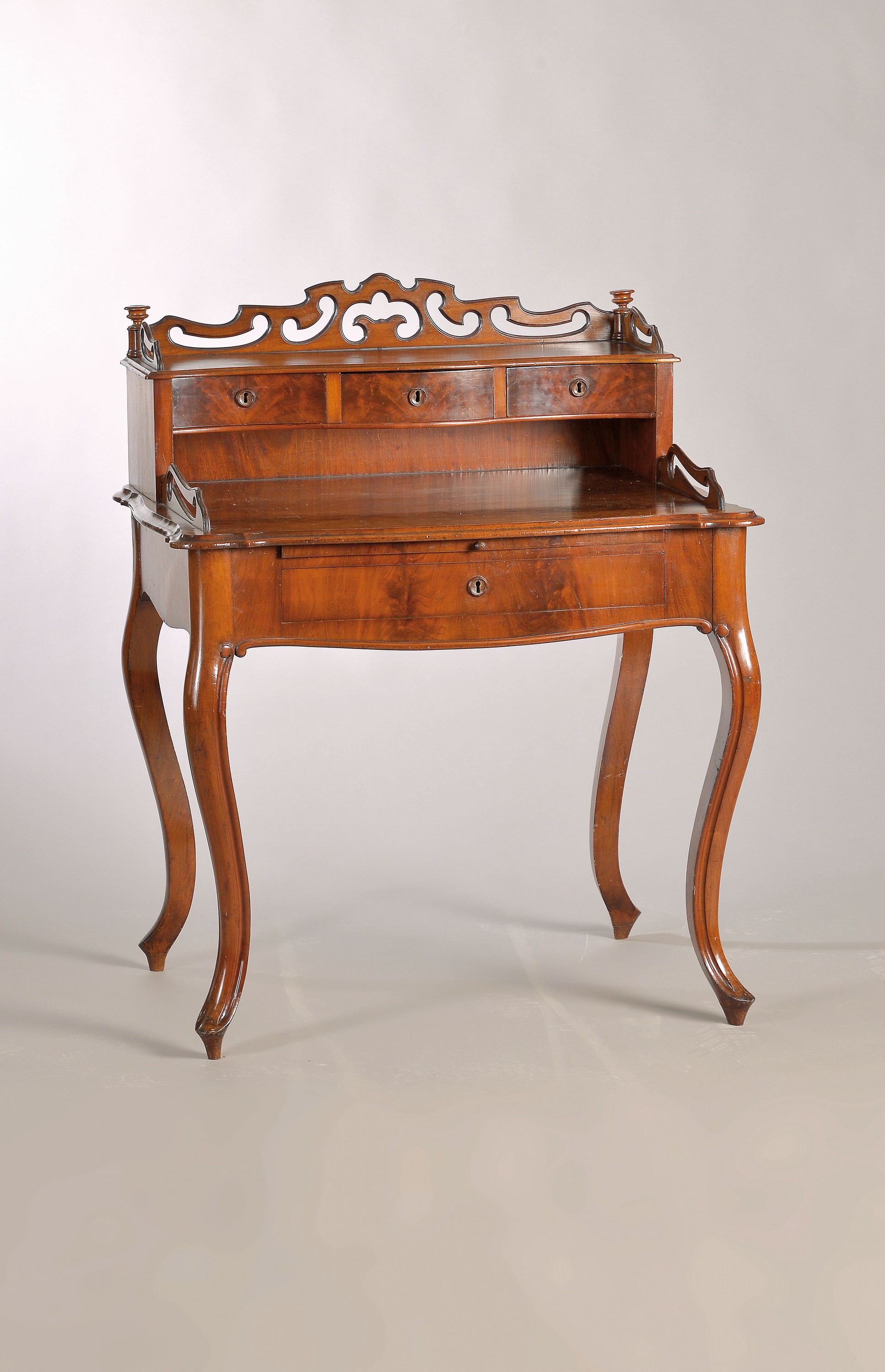 Aufsatzschreibtisch, um 1860/70, Mahagoni furnier, z.T. massiv, geschwungene Form, ausziehbare Arbeitsplatte und gr. Schublade, Aufsatz mit drei ...