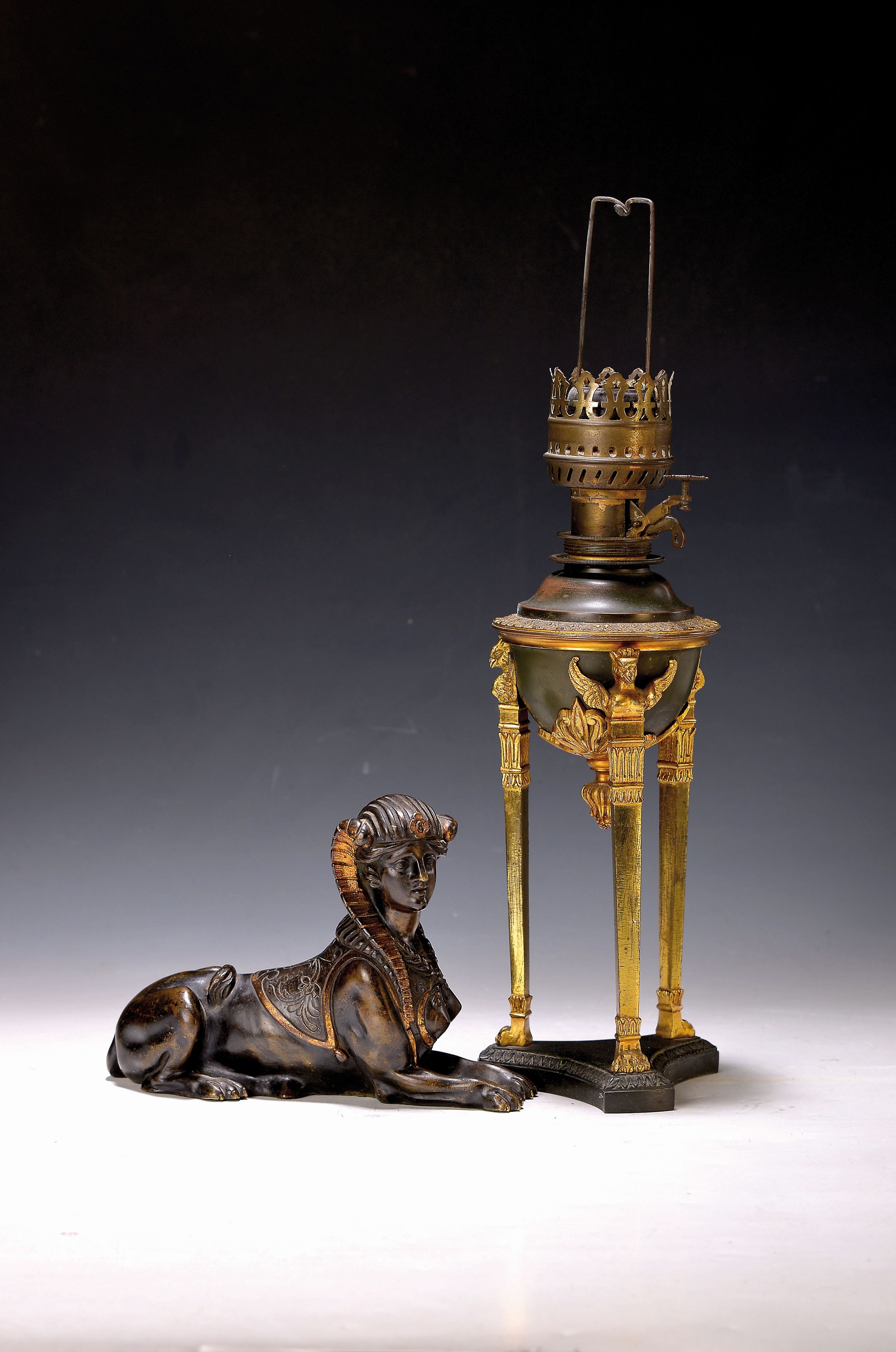 Öllampe und Bronzefigur, um 1900, Öllampe ohne Zylinder und Schirm, Metall, im Empirestil, zweifarbig staffiert bzw. z.T. vergoldet, H. ca. 41 cm, ...