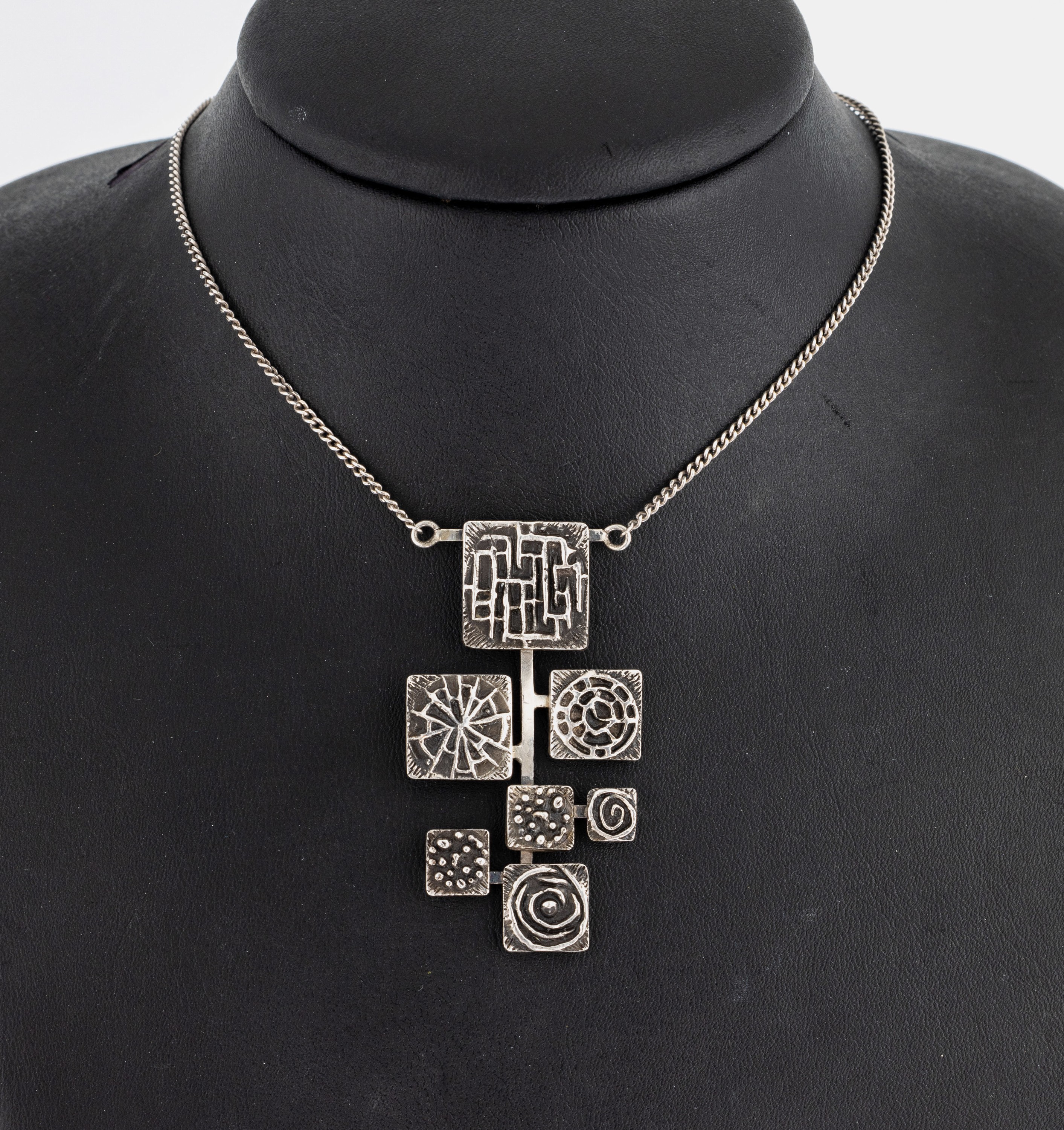 Designer Collier, 925er Silber, Mittelteil aus 7 quadratischen Elementen mit aufgelegten Ornamenten, L. ca. 57 cm, Federringschließe