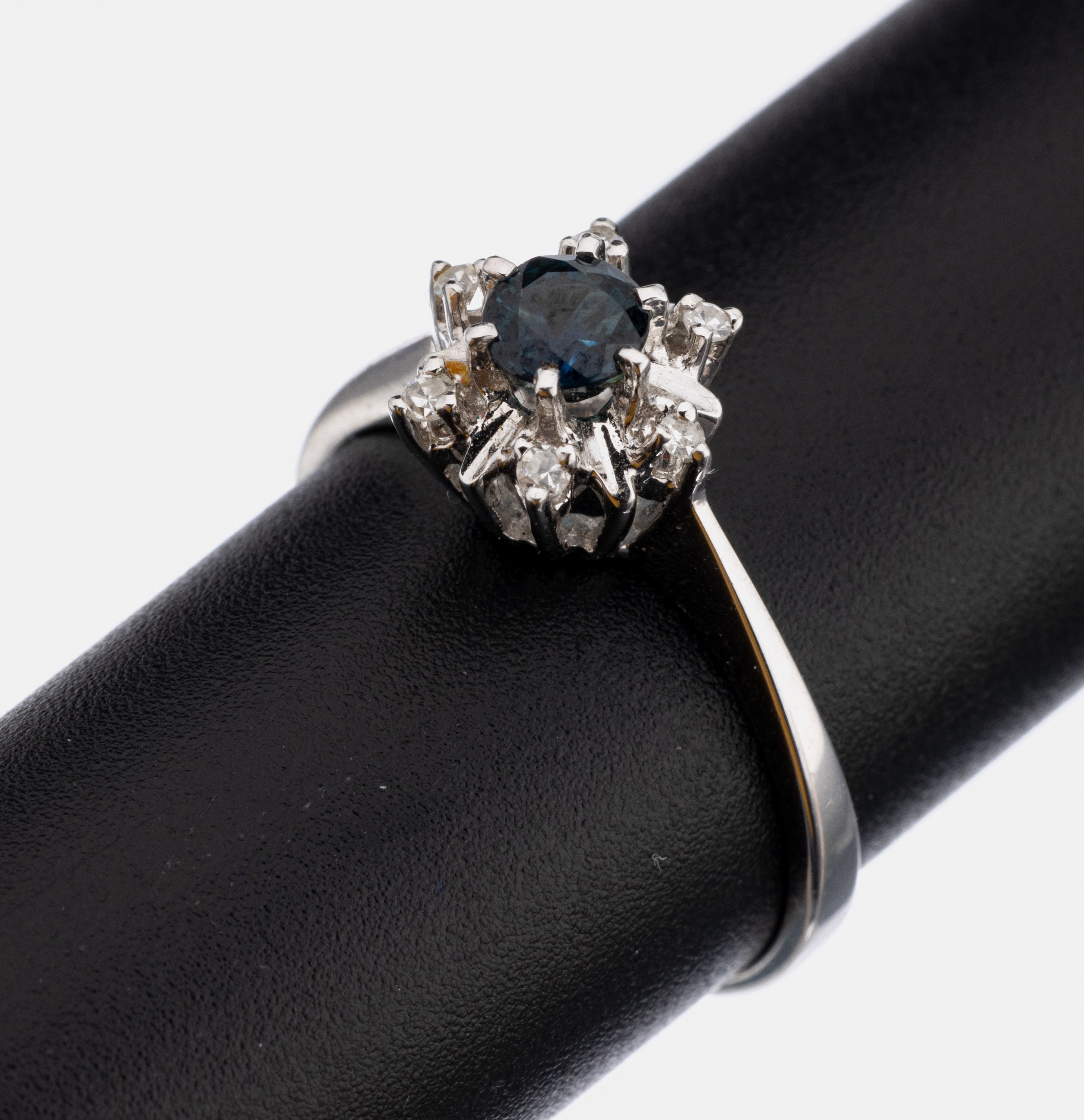 14 kt Gold Saphir-Diamant-Ring, WG 585/000,mittig kl. rundfacett. Saphir umgeben von kl. 8/8-Diamanten, RW 55, ca. 2.5 g
