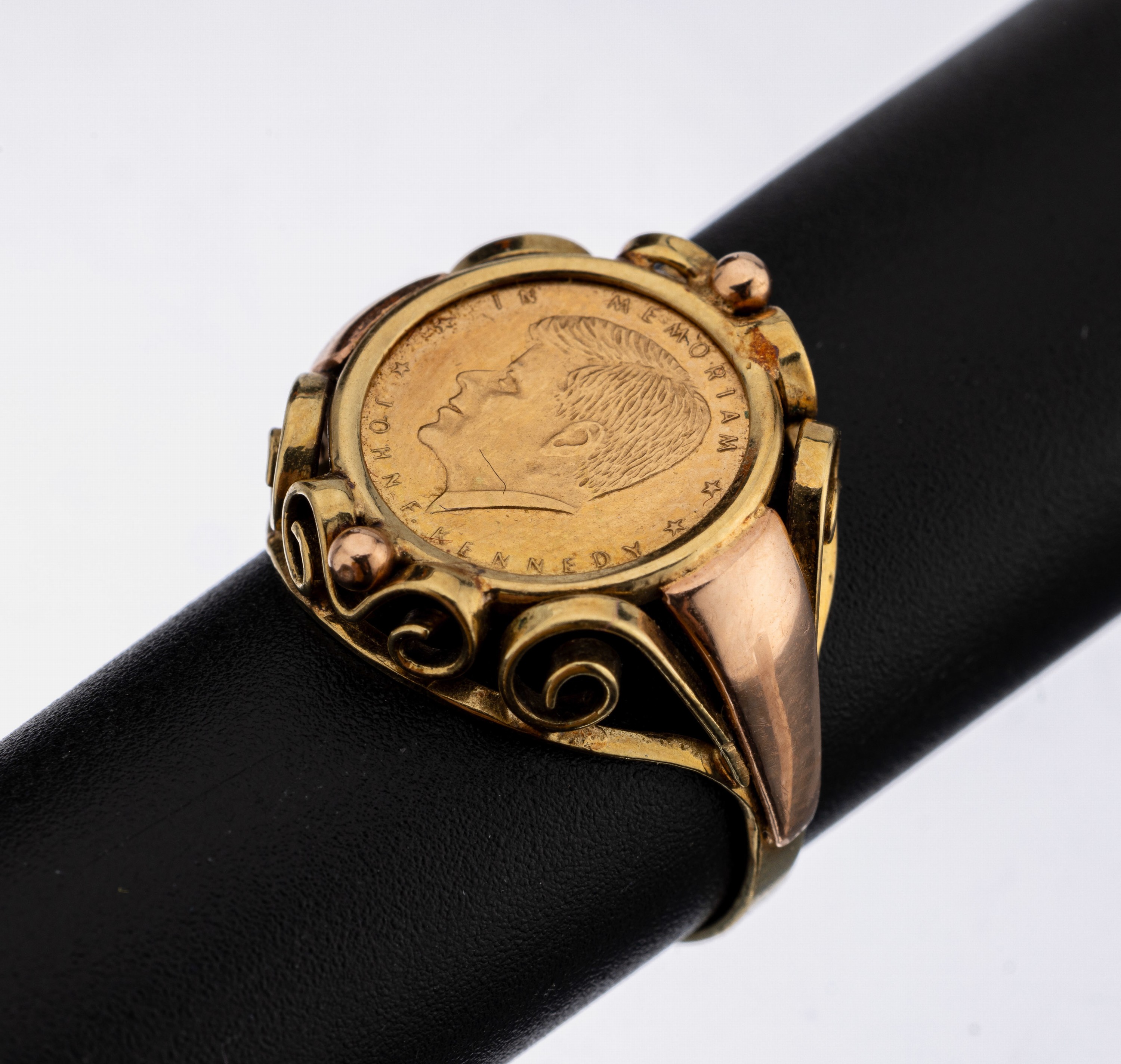 14 kt Gold Medaillen-Ring, GG/RG 585/000, lose gefasste Goldmedaille, In Memoriam John F. Kennedy, volutenf. Unterkaderung, RW 54, ca. 3.9 g