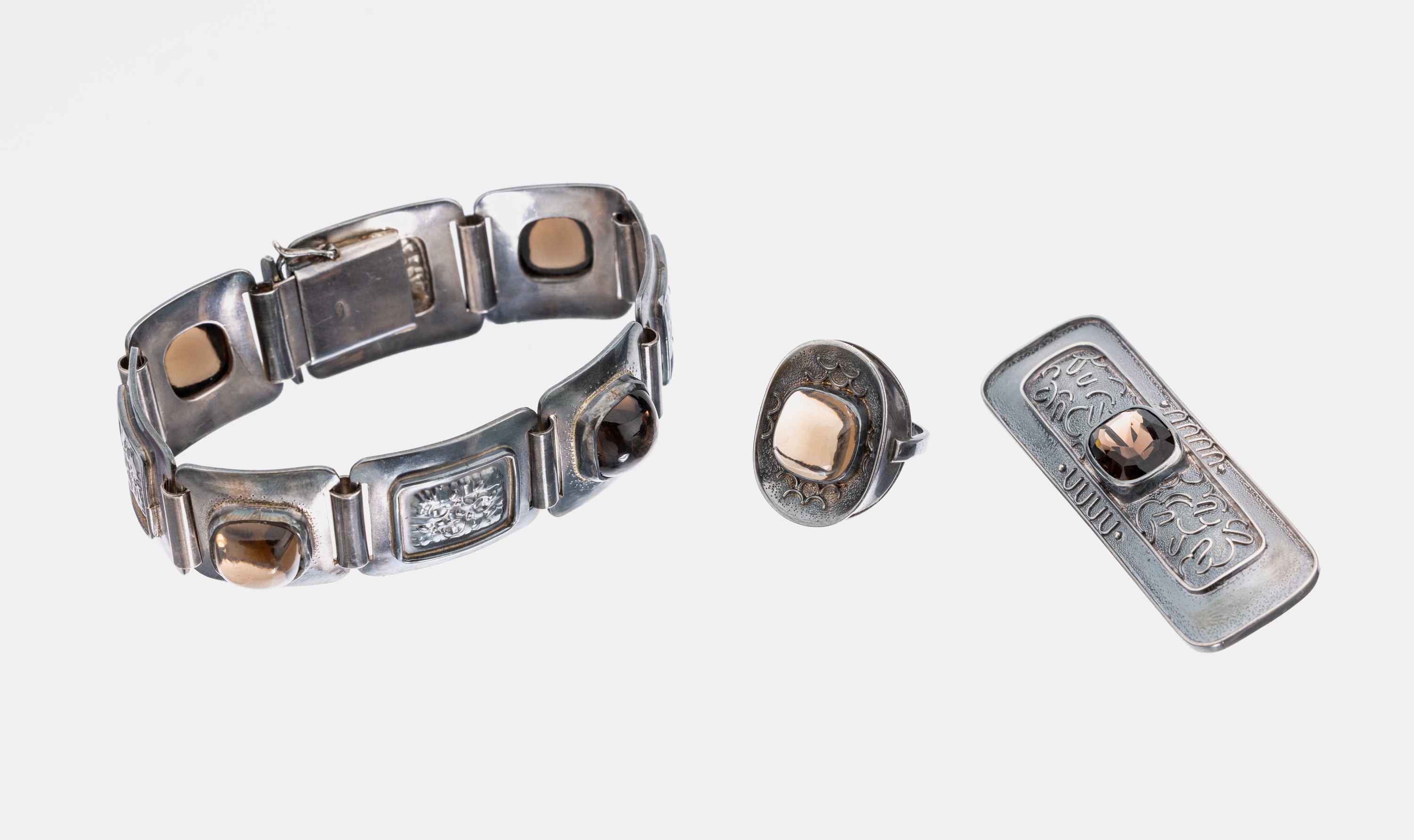 Rauchquarz-Schmuckset, 900er Silber, best. aus: Armband, L. ca. 18 cm, Kastenschloss mit Sicherheitsbügel, 4 kissenf. Rauchquarz -Cabochons, 1 ...