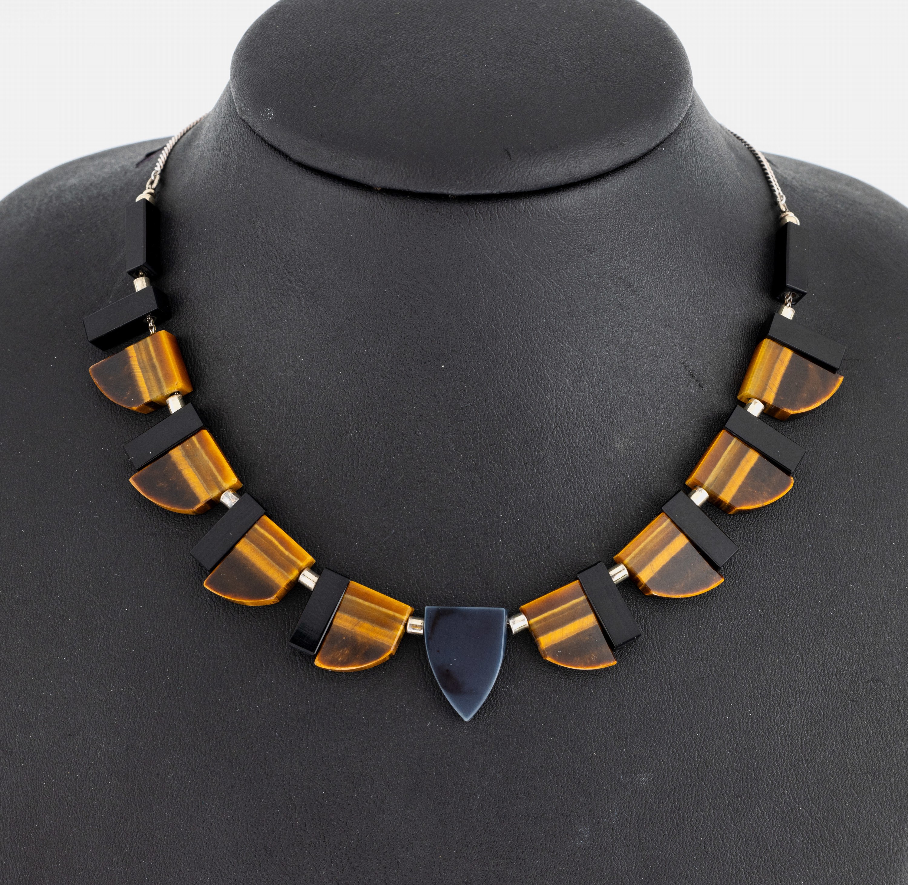 Designer Art Deco Collier, Silber gepr., Mittelteil aus Tigerauge, Onyx und Achat in versch. Größen und Formen, Hersteller wohl WMF, L. ca. 50 cm, ...