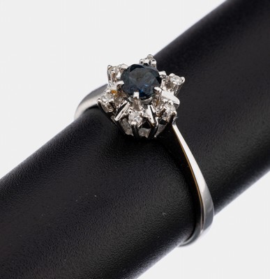 Image 14 kt Gold Saphir-Diamant-Ring, WG 585/000,mittig kl. rundfacett. Saphir umgeben von ...