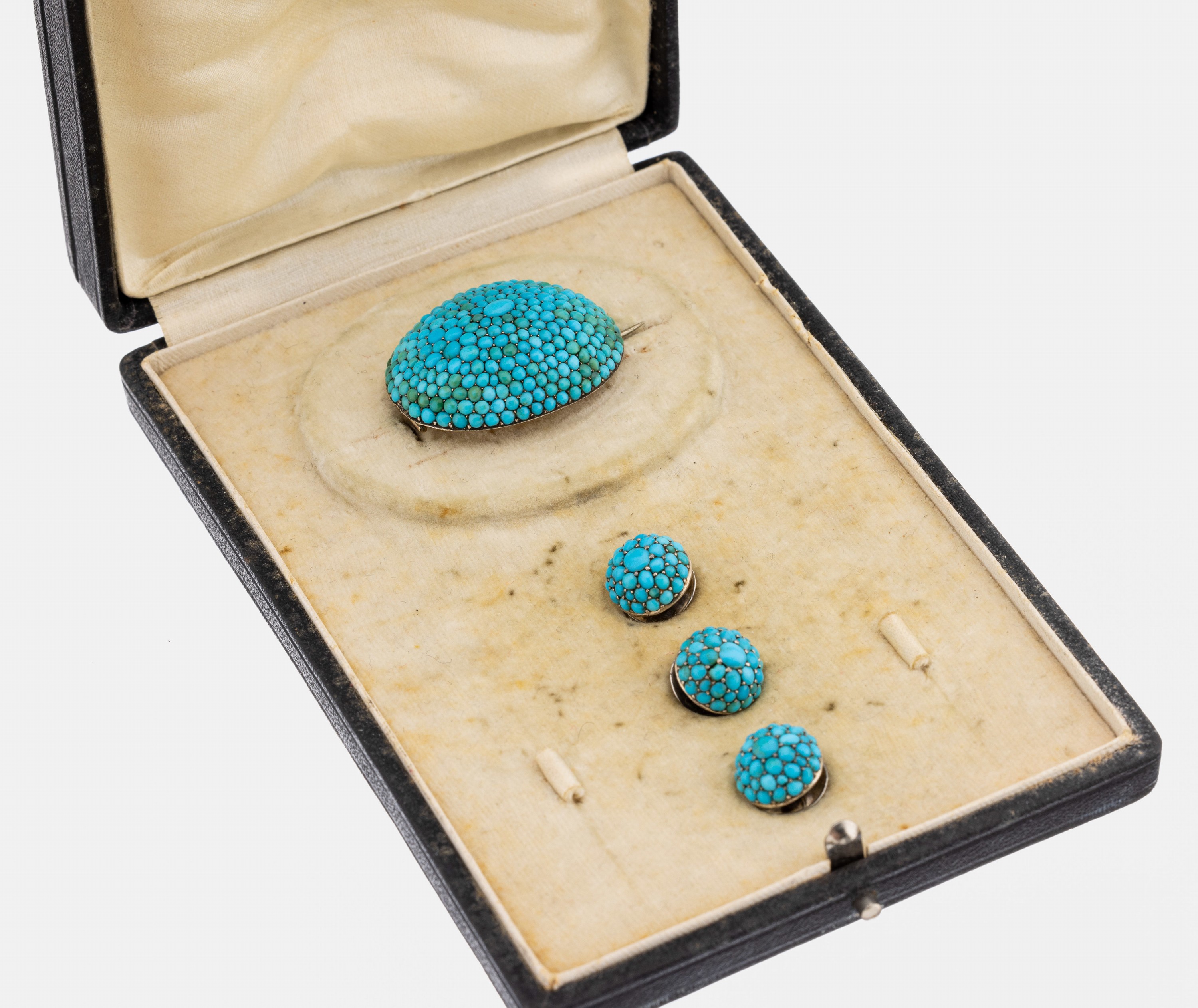 Türkis-Schmuckset, um 1900, best. aus: 1 Brosche, oval, voll ausgefasst mit Türkis- Cabochons in versch. Größen, Formen und Farbnuancen, rs. ...