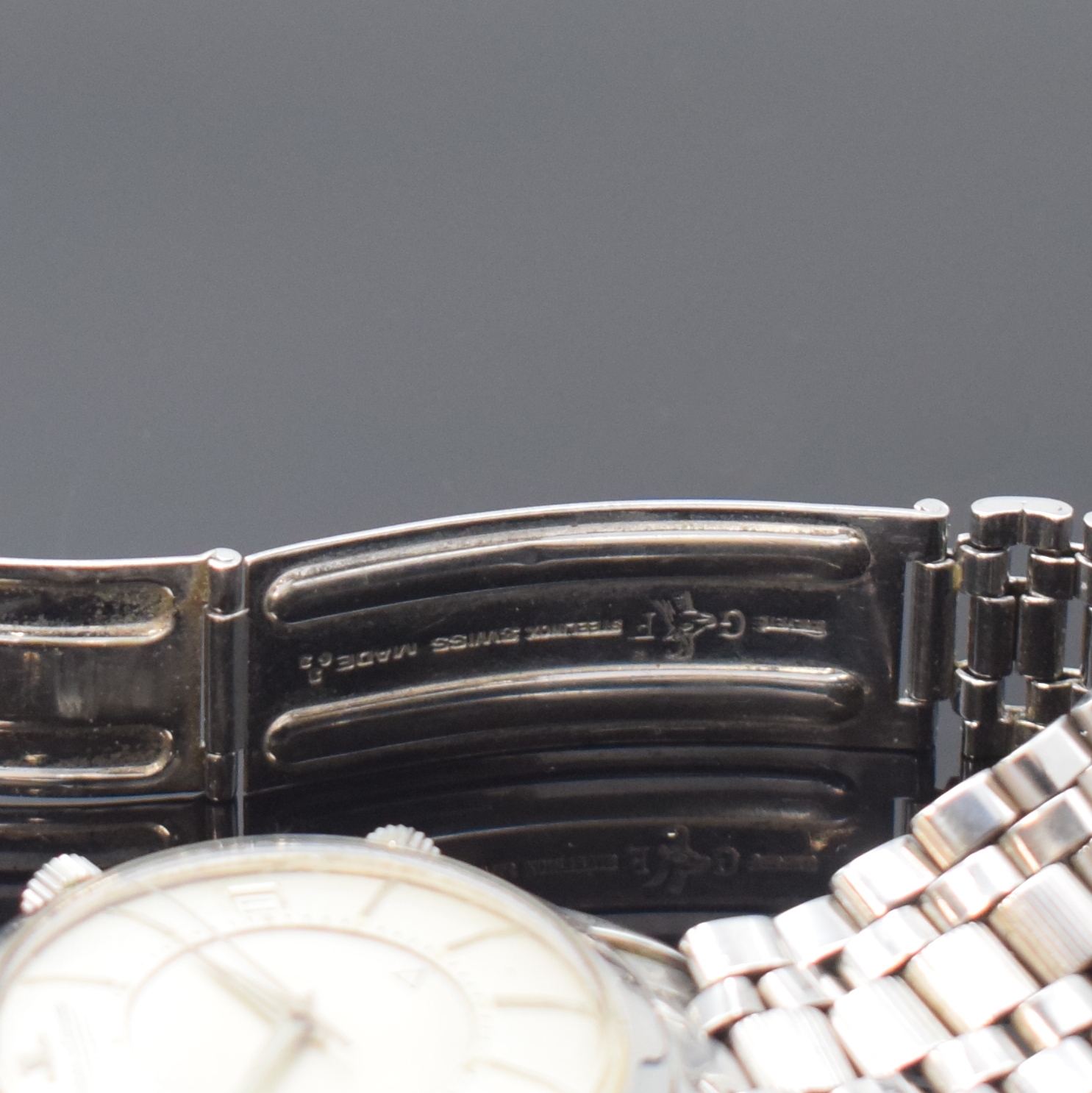Detail c: Jaeger-LeCoultre Armbandwecker Memovox in Stahl, Schweiz um 1960, Hammerautomatik, Boden verschr., orig. Stahlband (Gay Freres) m. Faltschl., silb. ...