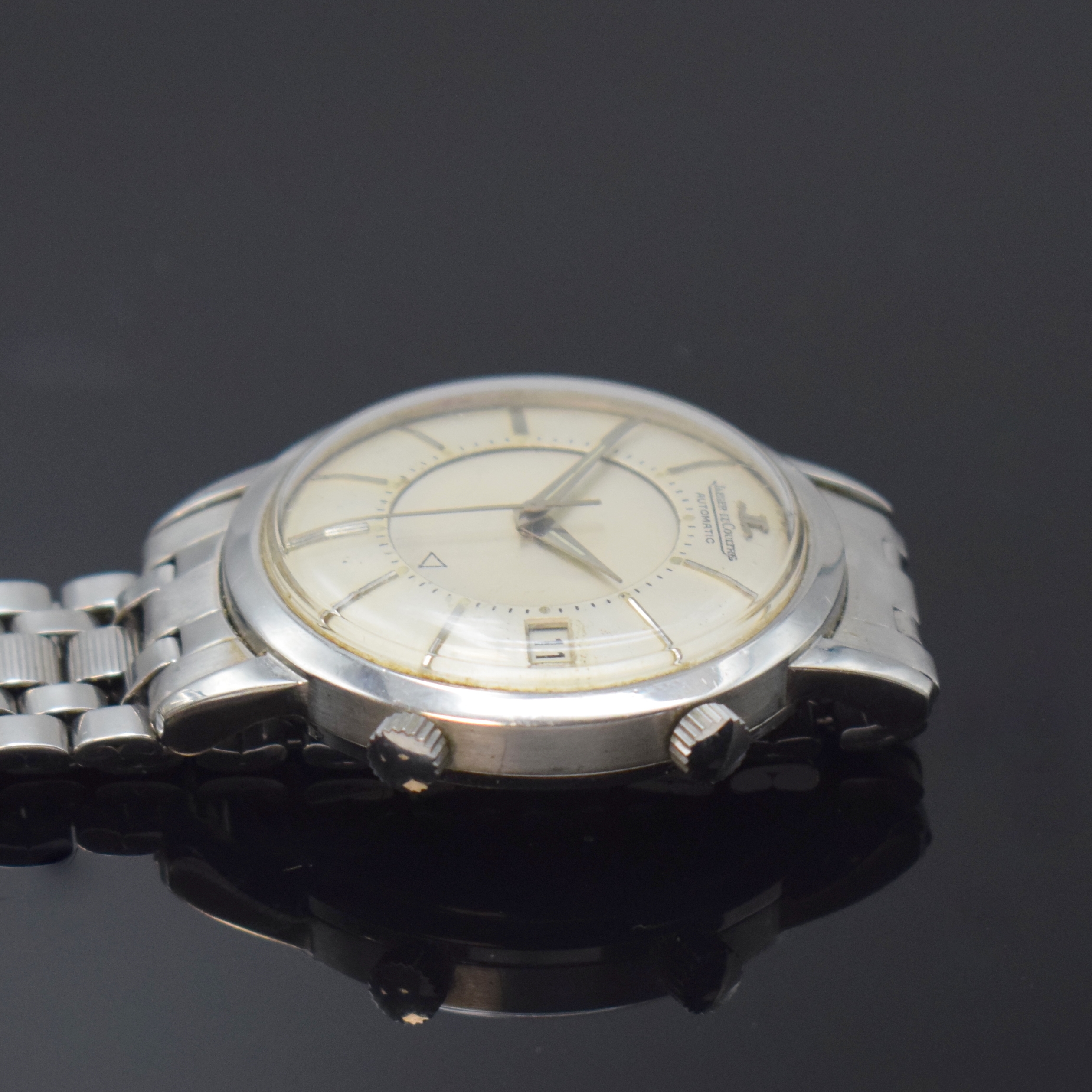 Detail d: Jaeger-LeCoultre Armbandwecker Memovox in Stahl, Schweiz um 1960, Hammerautomatik, Boden verschr., orig. Stahlband (Gay Freres) m. Faltschl., silb. ...