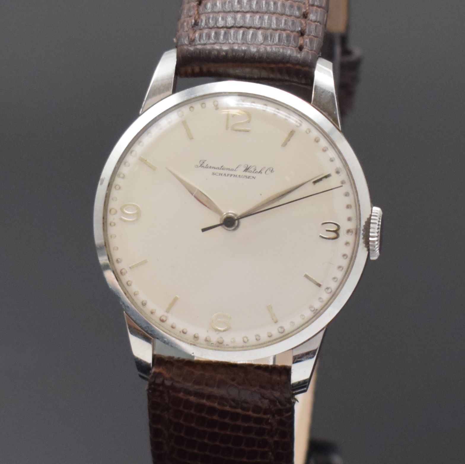 Detail a: IWC Herrenarmbanduhr in Edelstahl Kaliber 89, Schweiz um 1950, Handaufzug, 3-teil. Gehäuse, Boden u. Glasrand aufgedr., silb. Zifferbl. m. aufges. ...