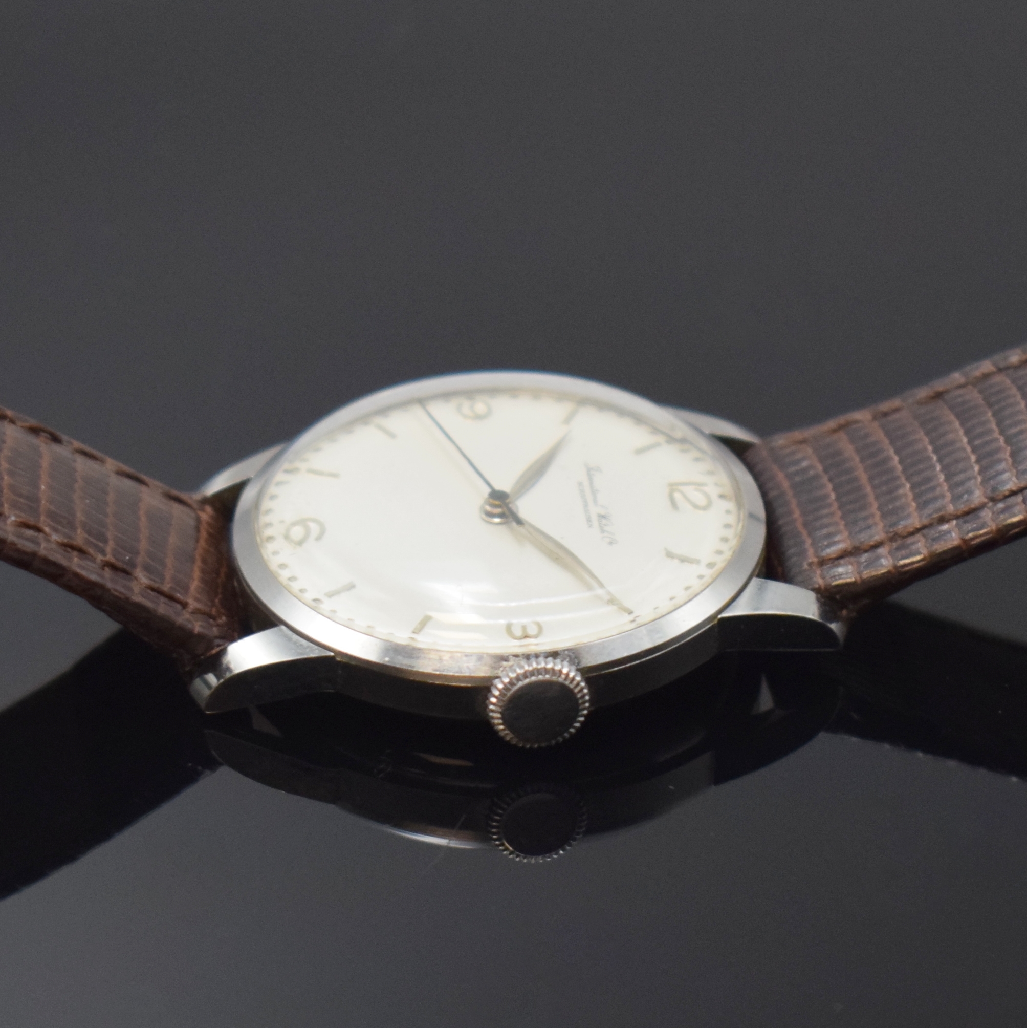 Detail b: IWC Herrenarmbanduhr in Edelstahl Kaliber 89, Schweiz um 1950, Handaufzug, 3-teil. Gehäuse, Boden u. Glasrand aufgedr., silb. Zifferbl. m. aufges. ...
