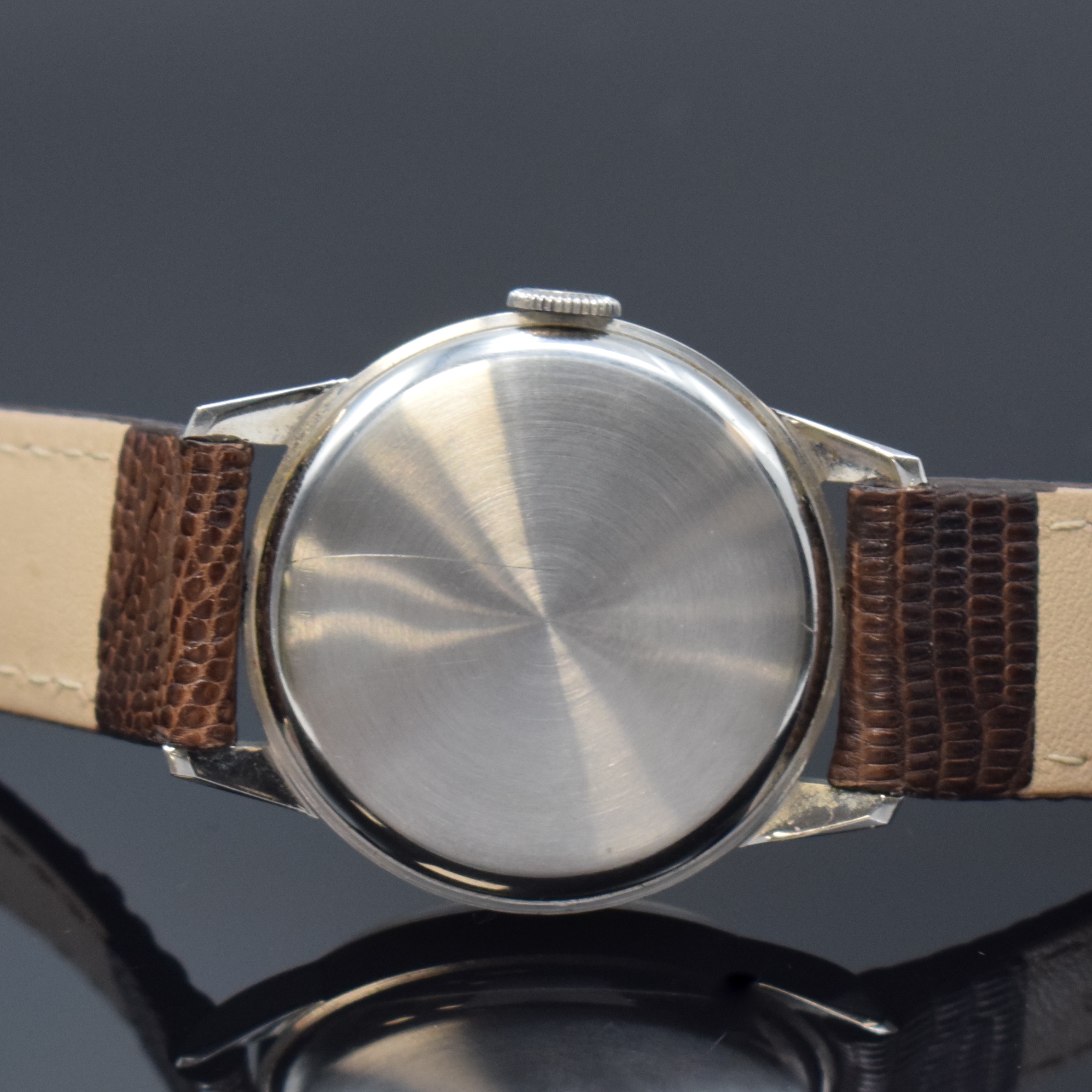 Detail c: IWC Herrenarmbanduhr in Edelstahl Kaliber 89, Schweiz um 1950, Handaufzug, 3-teil. Gehäuse, Boden u. Glasrand aufgedr., silb. Zifferbl. m. aufges. ...