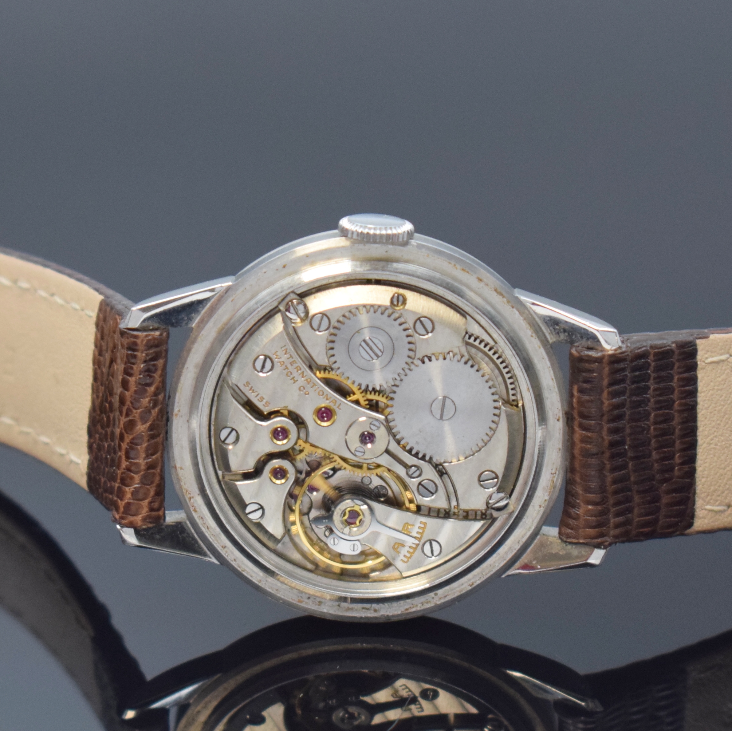 Detail d: IWC Herrenarmbanduhr in Edelstahl Kaliber 89, Schweiz um 1950, Handaufzug, 3-teil. Gehäuse, Boden u. Glasrand aufgedr., silb. Zifferbl. m. aufges. ...