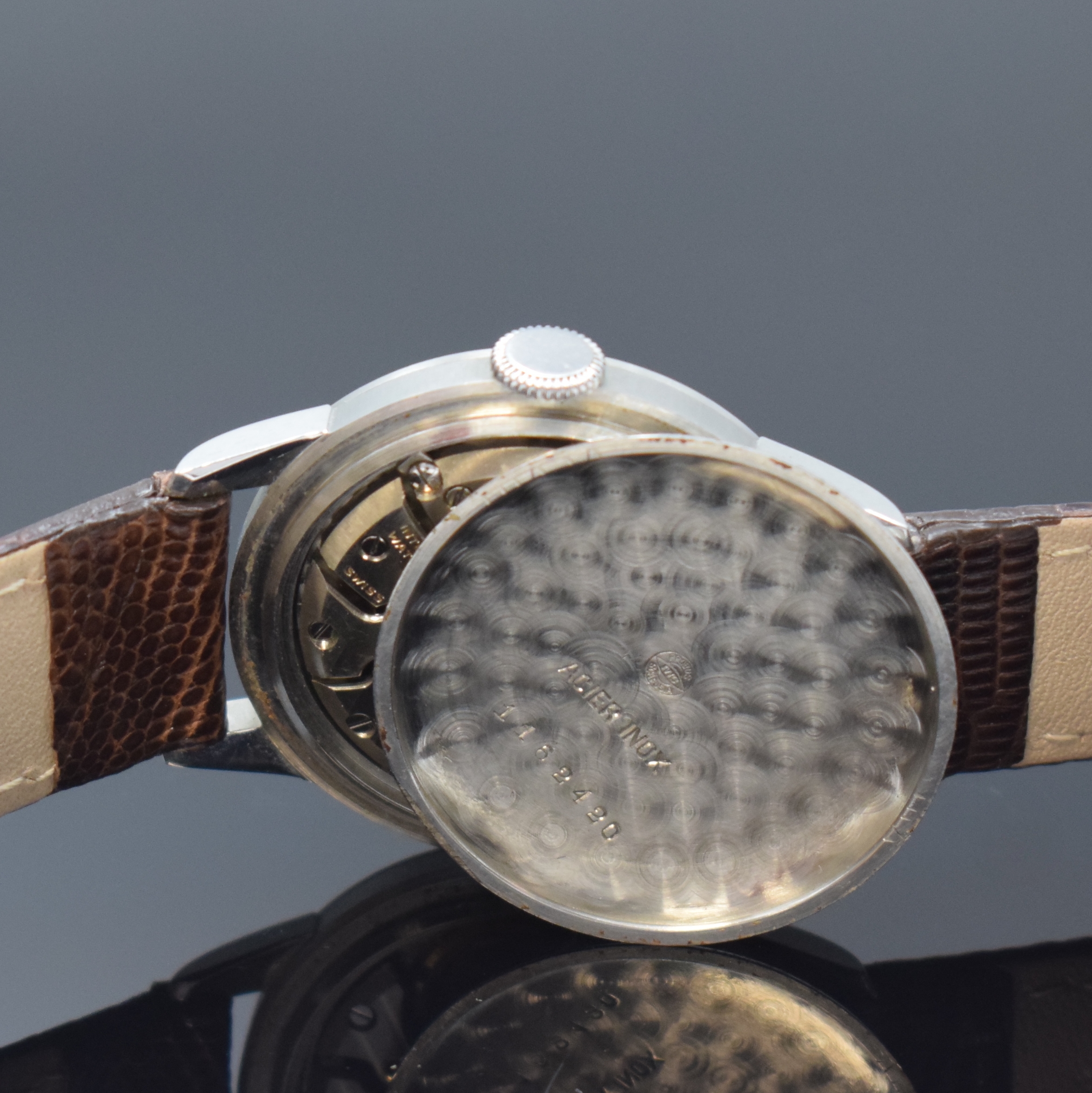 Detail e: IWC Herrenarmbanduhr in Edelstahl Kaliber 89, Schweiz um 1950, Handaufzug, 3-teil. Gehäuse, Boden u. Glasrand aufgedr., silb. Zifferbl. m. aufges. ...