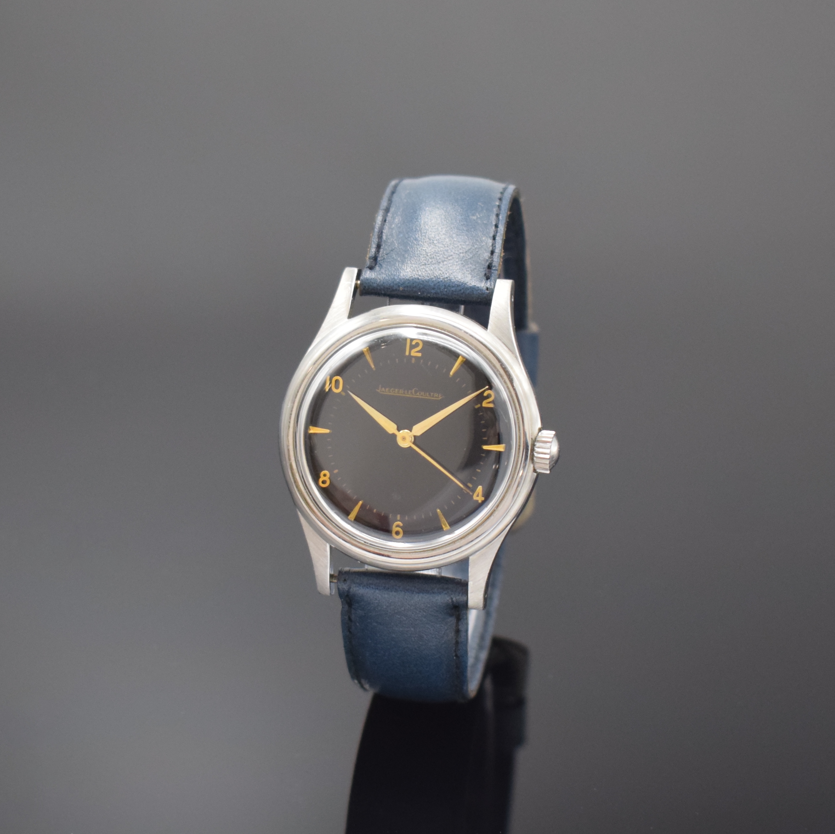 Jaeger-LeCoultre Herrenarmbanduhr in Stahl mitKaliber 800, Schweiz um 1955, Handaufzug, 2 -teil. Geh., Boden geschr., schwarzes Zifferbl. rest., ...