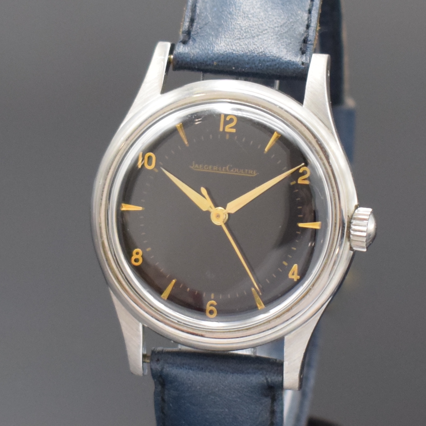 Detail a: Jaeger-LeCoultre Herrenarmbanduhr in Stahl mitKaliber 800, Schweiz um 1955, Handaufzug, 2 -teil. Geh., Boden geschr., schwarzes Zifferbl. rest., ...