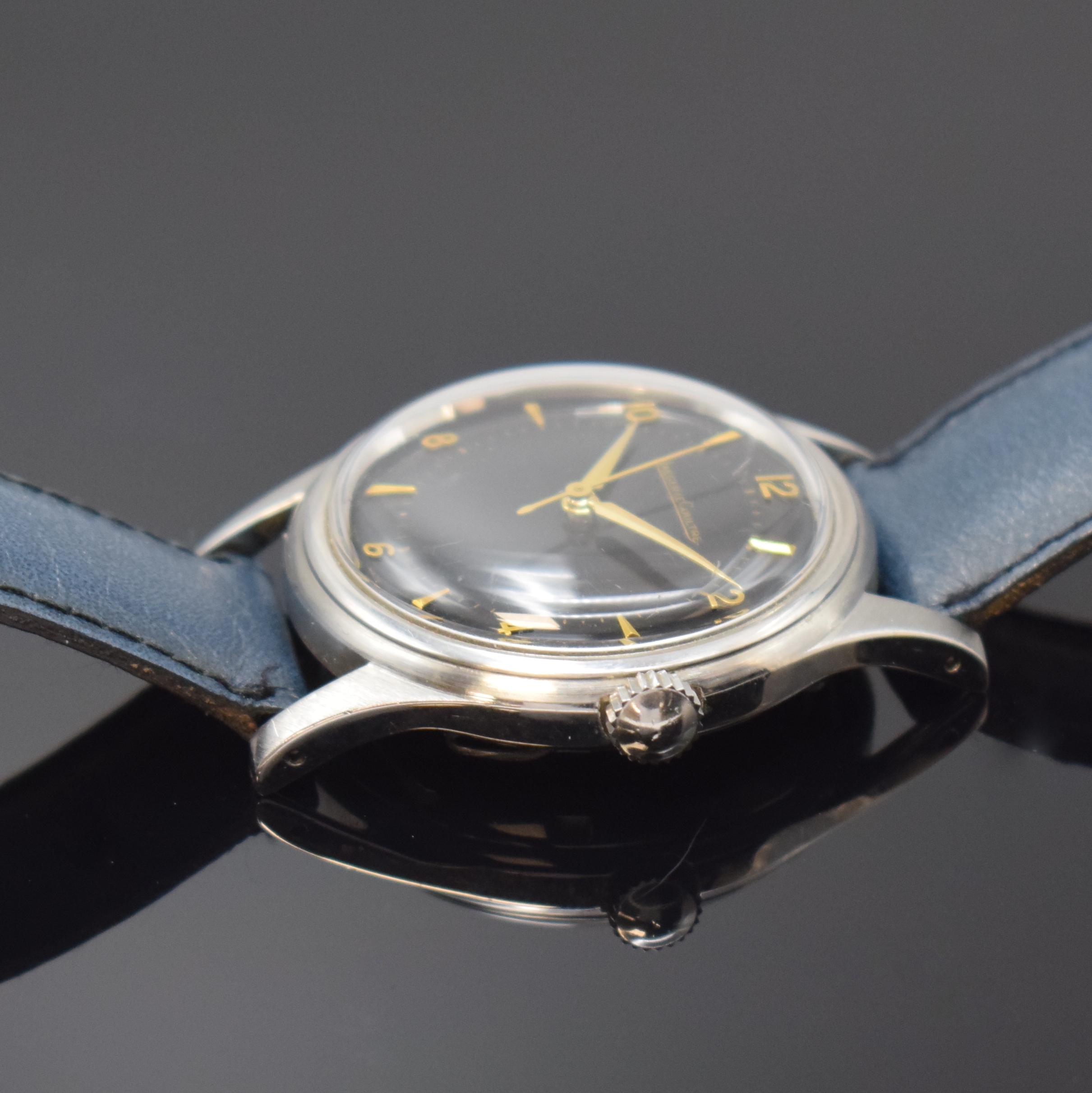 Detail b: Jaeger-LeCoultre Herrenarmbanduhr in Stahl mitKaliber 800, Schweiz um 1955, Handaufzug, 2 -teil. Geh., Boden geschr., schwarzes Zifferbl. rest., ...