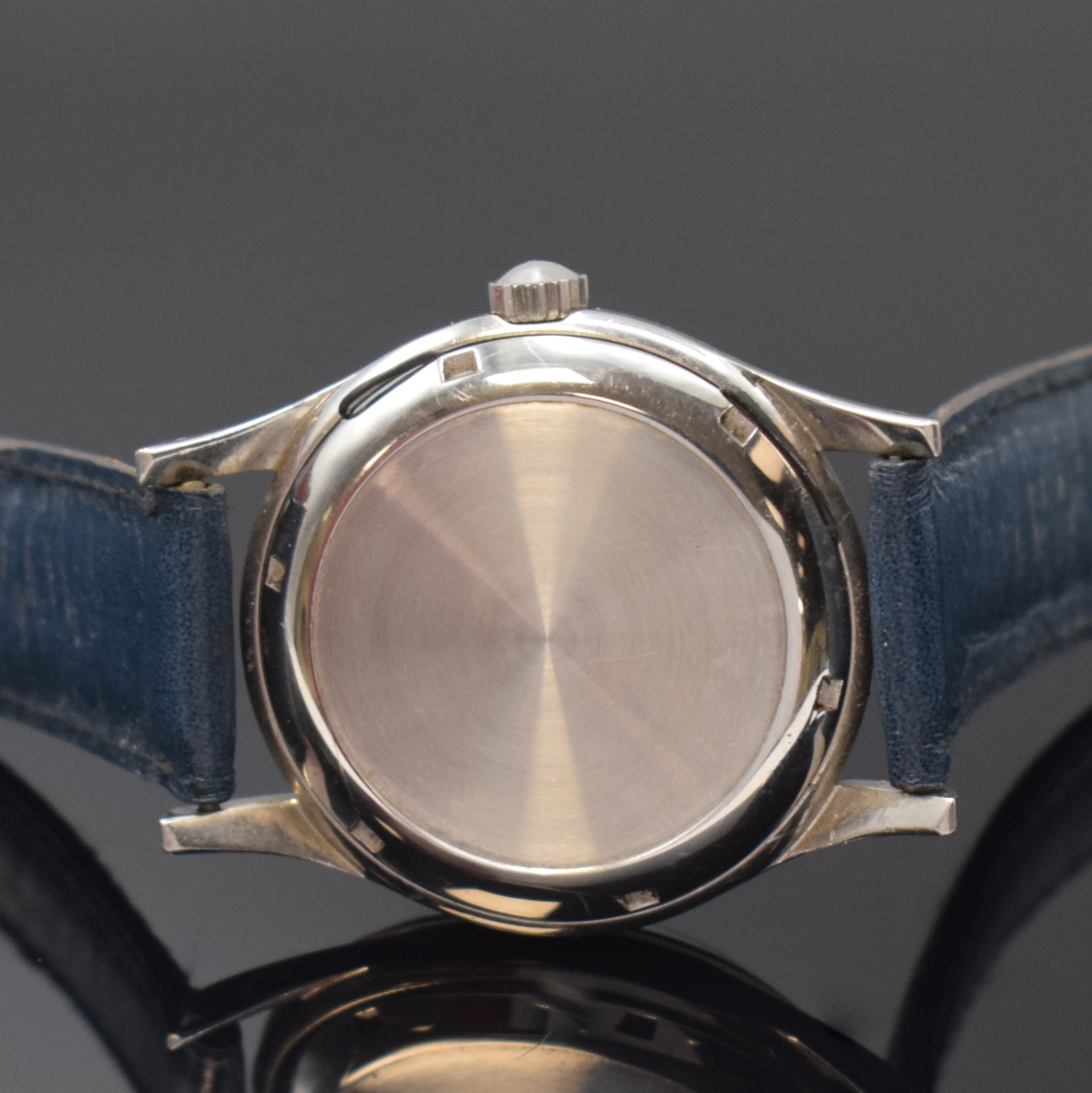 Detail c: Jaeger-LeCoultre Herrenarmbanduhr in Stahl mitKaliber 800, Schweiz um 1955, Handaufzug, 2 -teil. Geh., Boden geschr., schwarzes Zifferbl. rest., ...