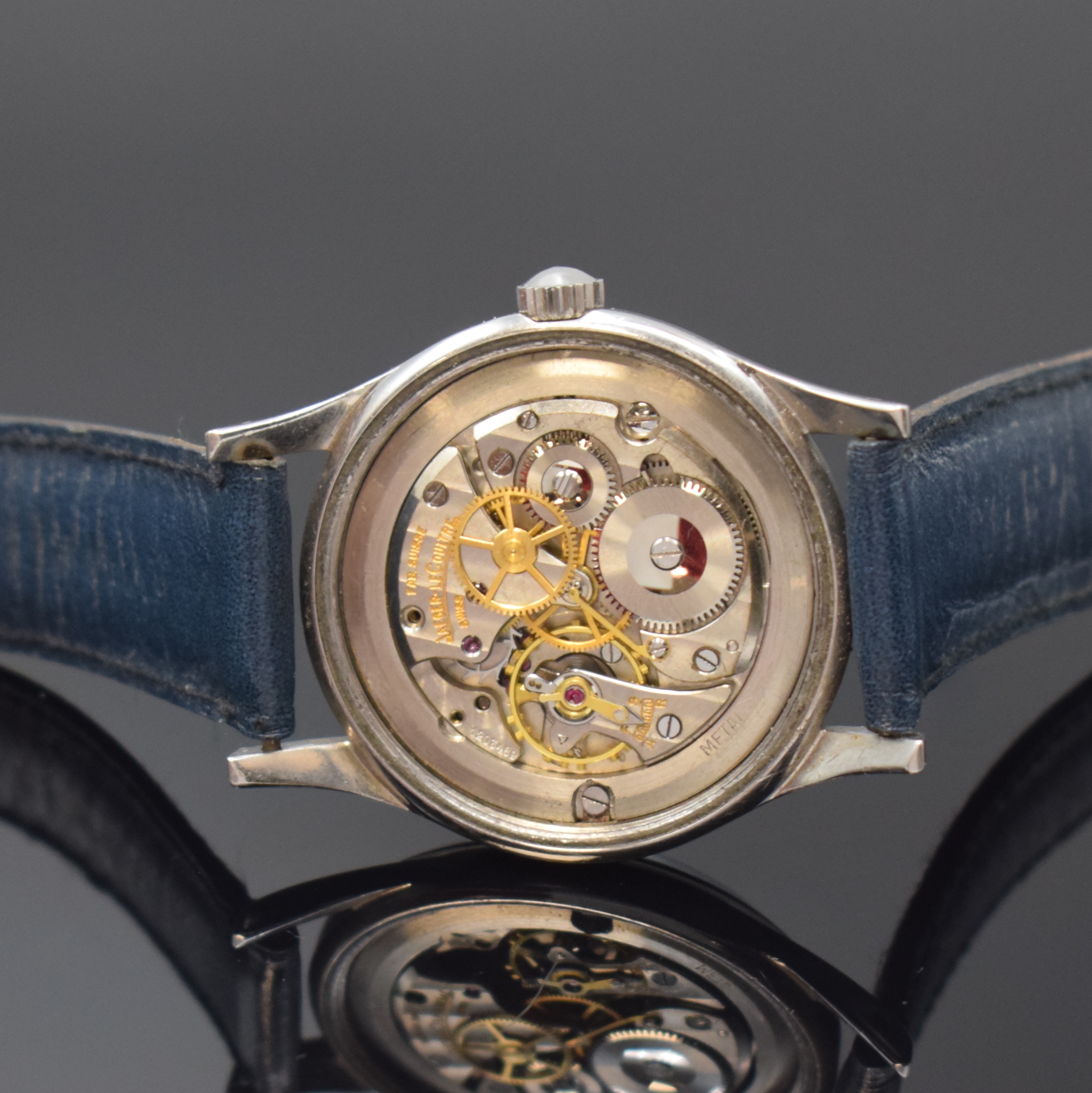 Detail d: Jaeger-LeCoultre Herrenarmbanduhr in Stahl mitKaliber 800, Schweiz um 1955, Handaufzug, 2 -teil. Geh., Boden geschr., schwarzes Zifferbl. rest., ...